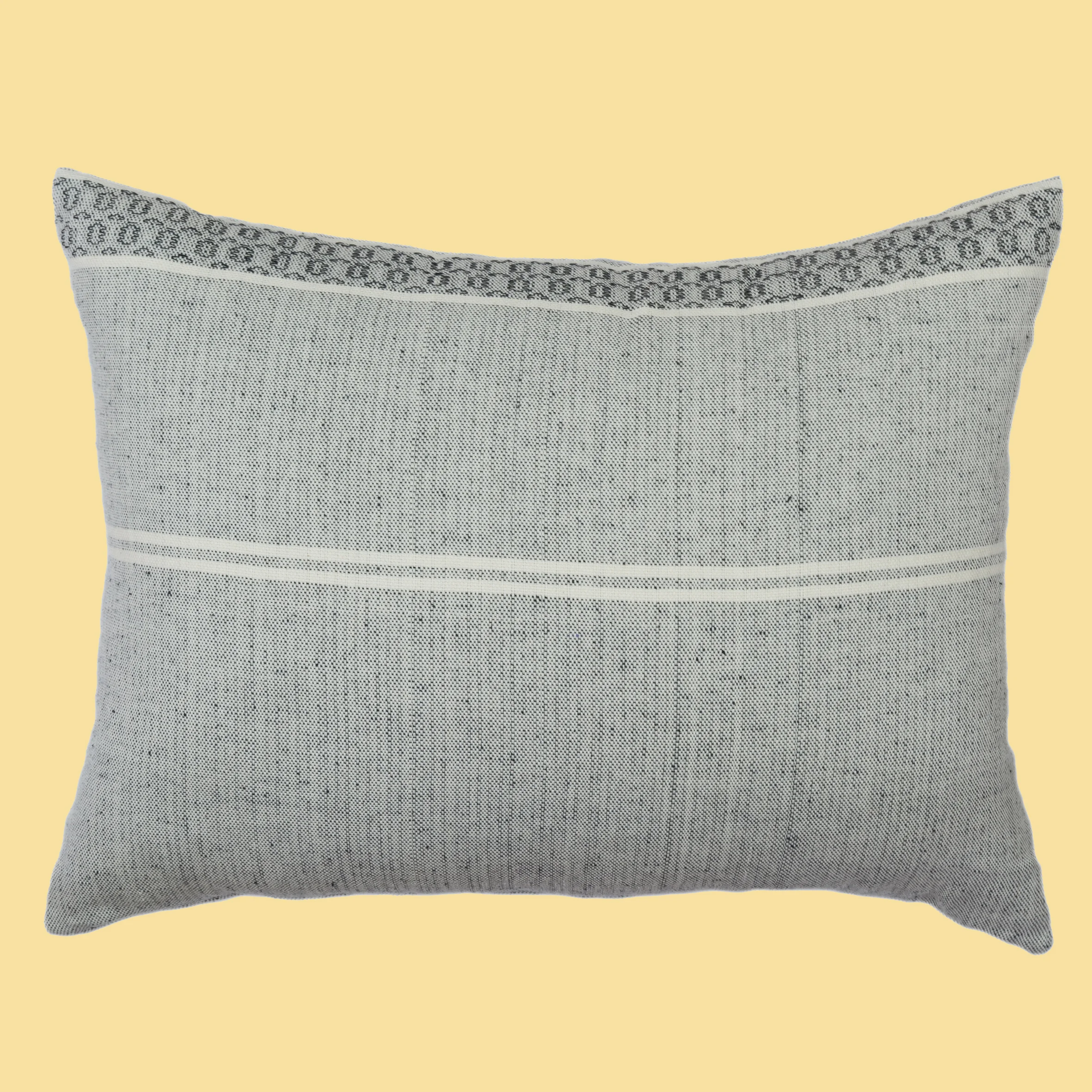 coussin-adjamee-kikoy-fond-gris-recto-rect-1.jpg