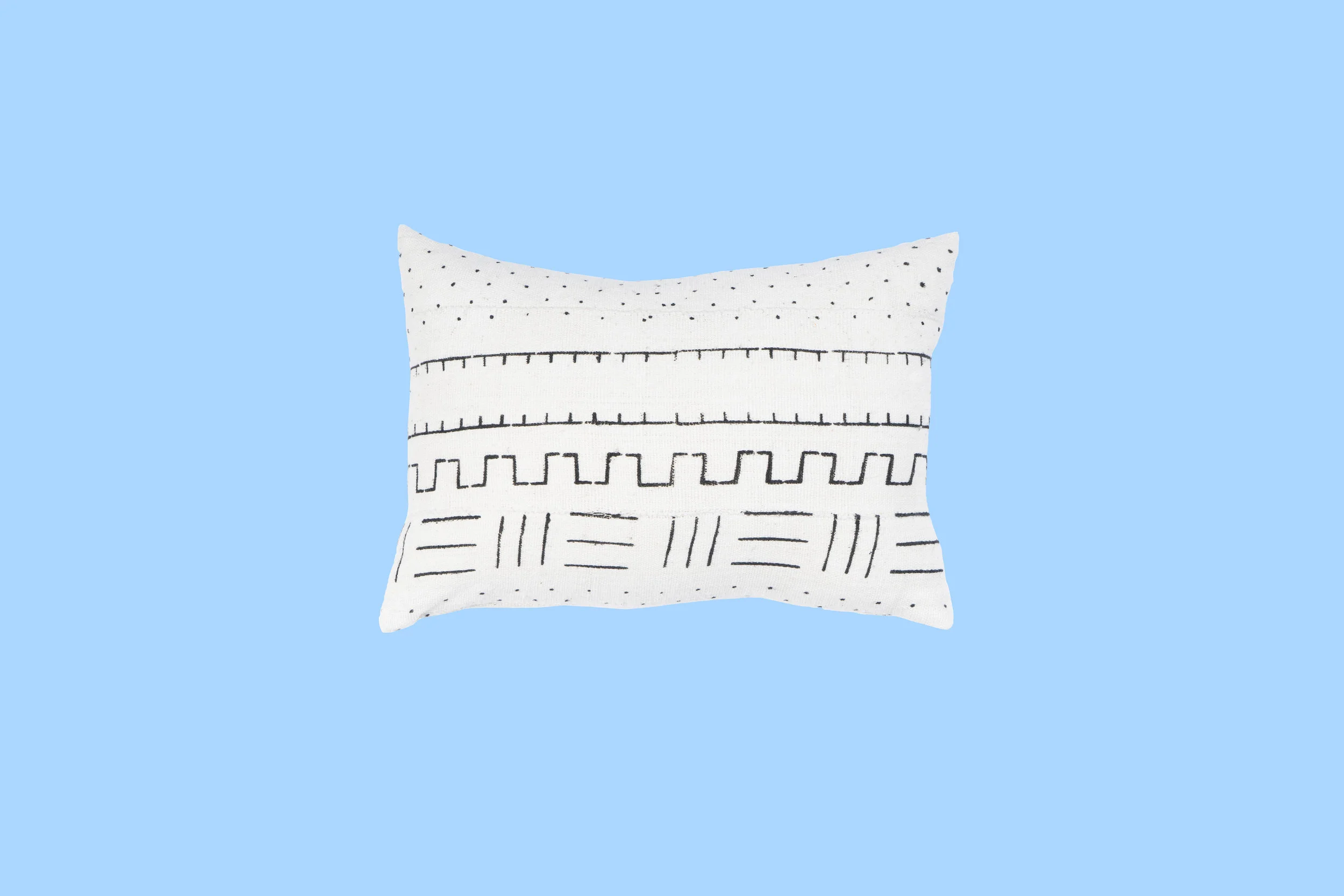coussin-adjamee-bogolan-blanc-unisson-rectxs-fond.jpg