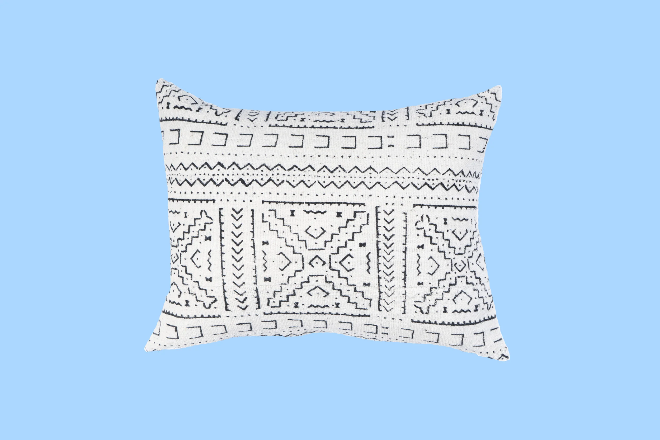 coussin-adjamee-bogolan-blanc-zellige-rectM-fond.jpg