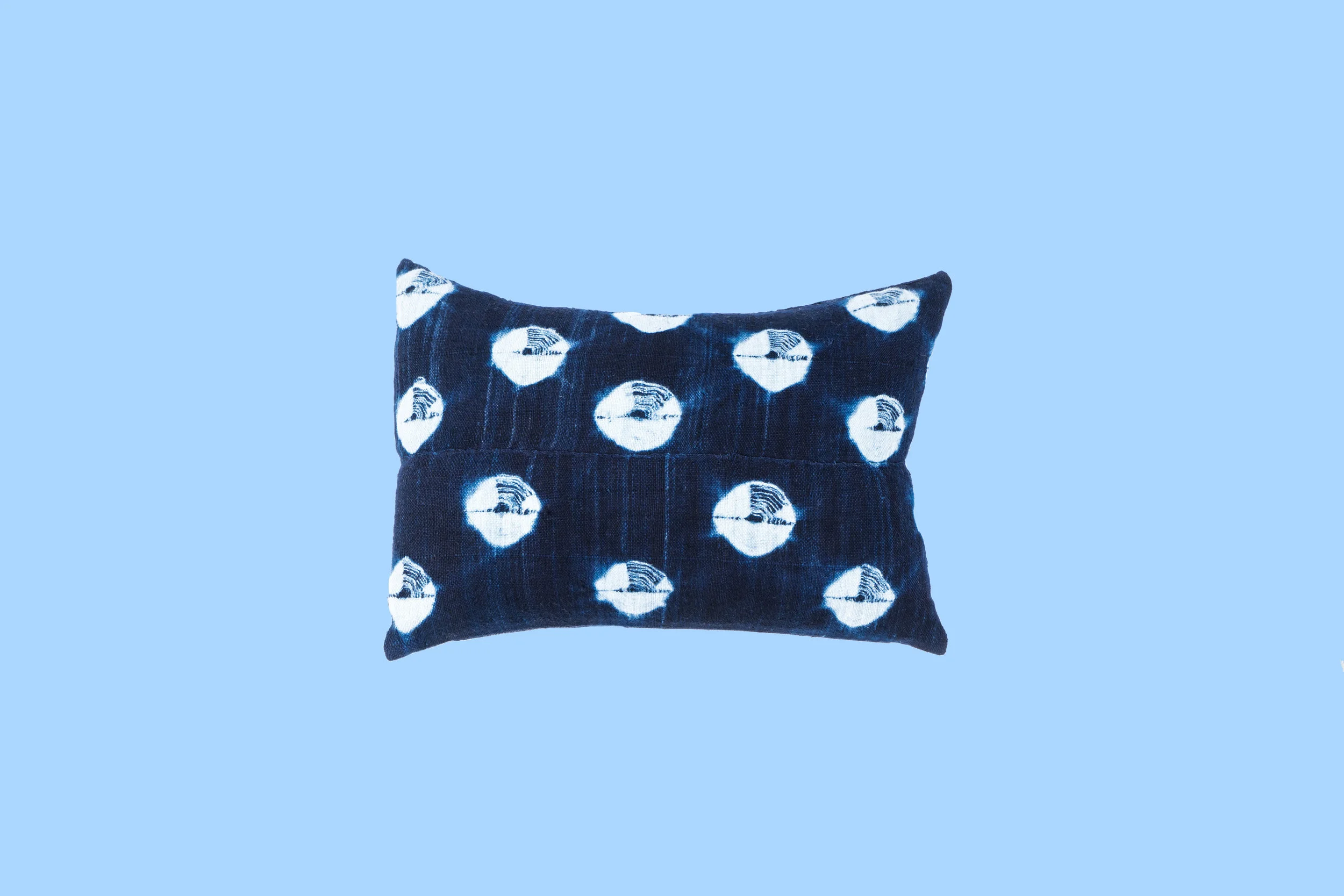 coussin-adjamee-indigo-cenacle-s-fond.jpg