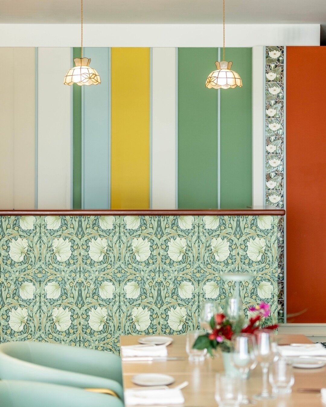 Welcome to @smakelijk_restaurant_monaco 😎

Le desk d&rsquo;accueil
Ambiance art nouveau avec une palette de couleurs puissante 🎨
Astuce pour donner plus de puissance au mur : Rythmer les aplats de peintures avec des baguettes et de la fa&iuml;ence 
