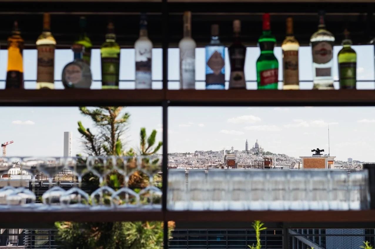 FUGA R. &mdash; quand la vue devient un atout de projet
⠀⠀⠀⠀⠀⠀⠀⠀⠀
Pour FUGA R., nous avons con&ccedil;u un bar comme un cadre ouvert sur Paris. Des ouvertures larges pour r&eacute;v&eacute;ler la vue &agrave; 360&deg;, ici face au Sacr&eacute;-C&oeli