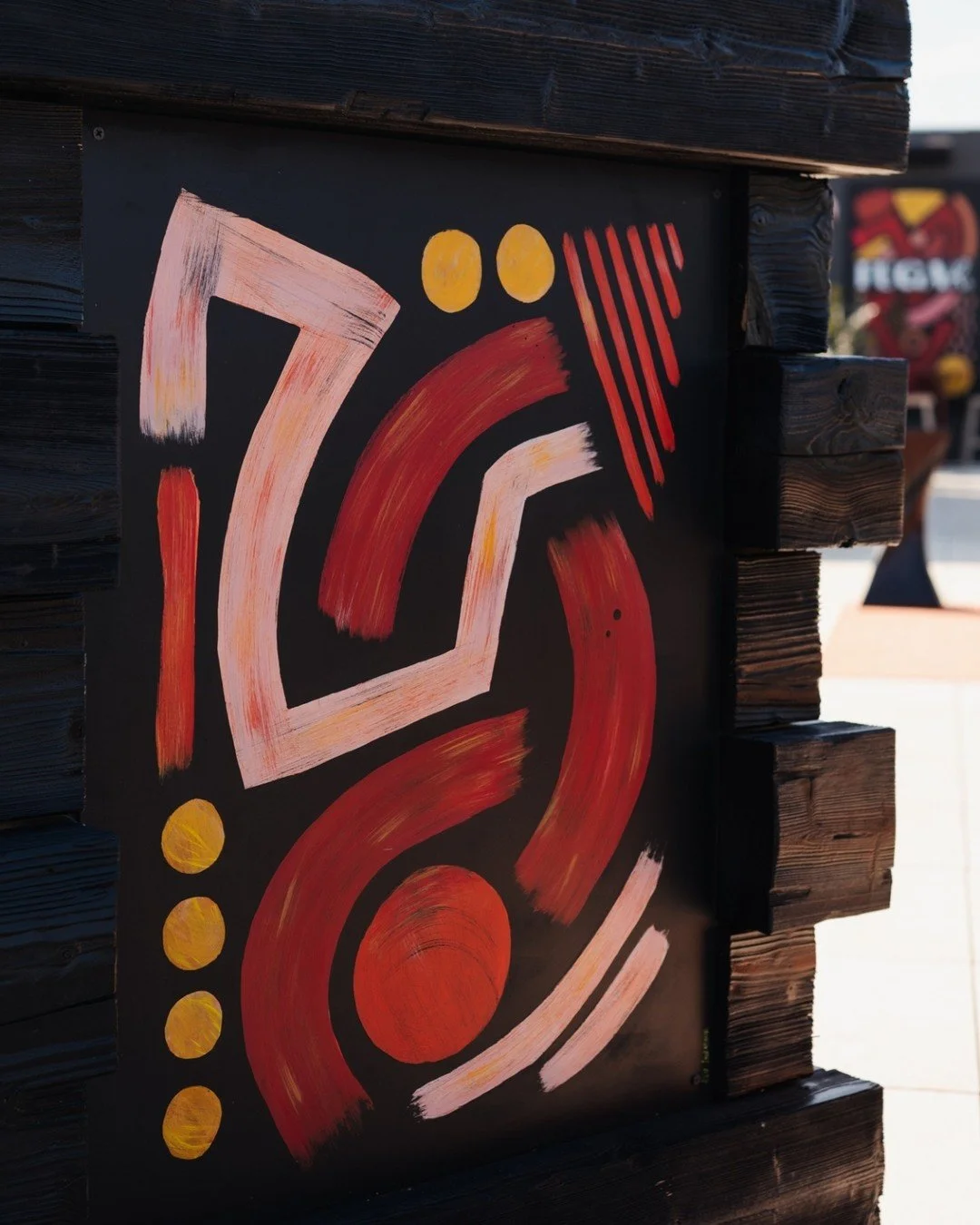 🎨🌋 FUGA R. &mdash; l&rsquo;art au c&oelig;ur du lieu
When art doesn&rsquo;t decorate the space &mdash; it defines it. 🎨🌋

Nous aimons les fresques pour leur capacit&eacute; &agrave; transformer un lieu.
Ici, Alice Louradour a habill&eacute; le de