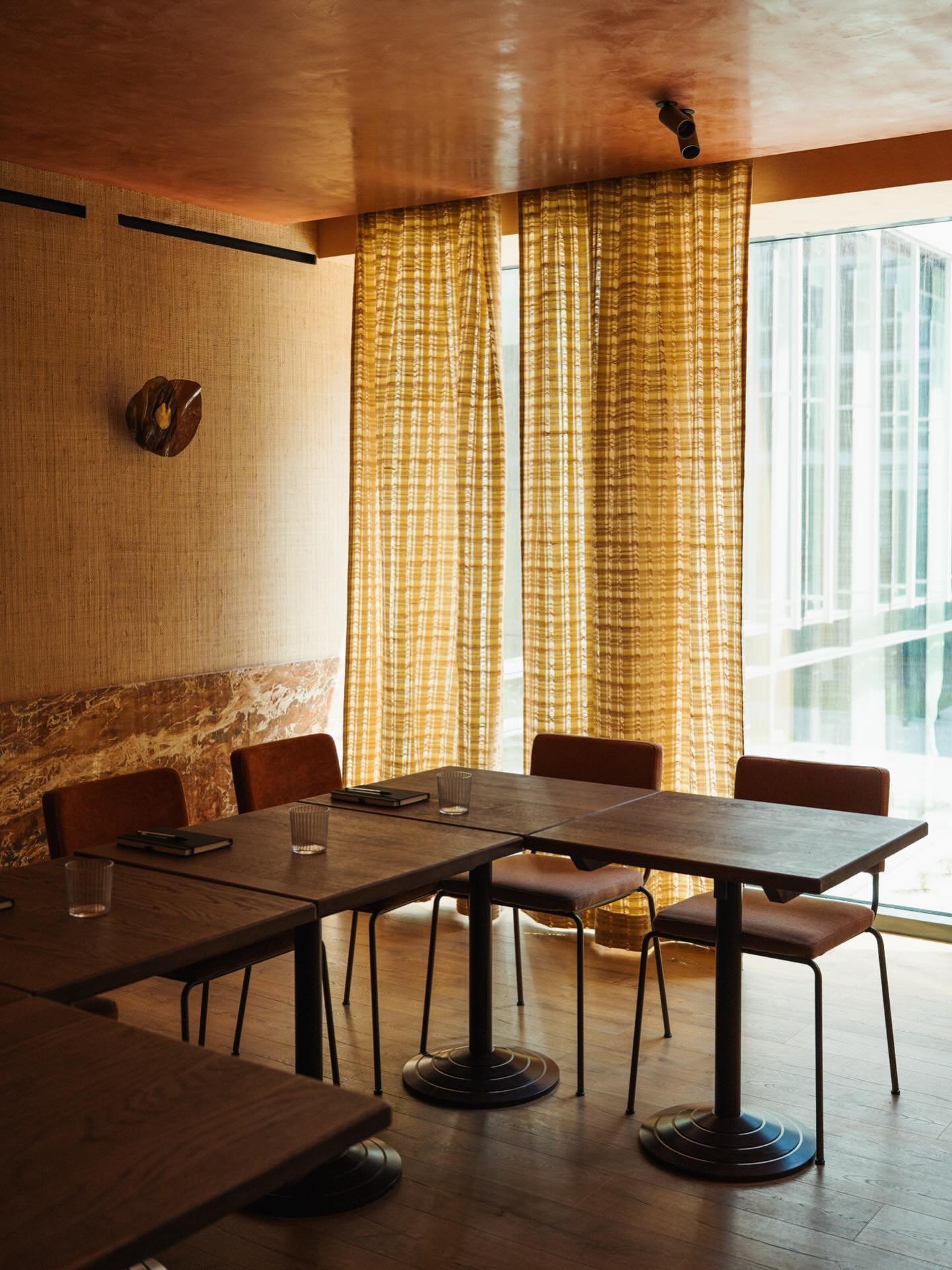 𝐇𝐨𝐬𝐩𝐢𝐭𝐚𝐥𝐢𝐭𝐲 𝐦𝐢𝐧𝐝𝐬𝐞𝐭 : m&ecirc;me en salle de r&eacute;union.
L&rsquo;ambiance comme outil ! 
⠀⠀⠀⠀⠀⠀⠀⠀⠀
Au sein de de FUGA W. : une salle privatisable de 20m2 capable d&rsquo;accueillir un d&icirc;ner confidentiel, une visioconf&eacu