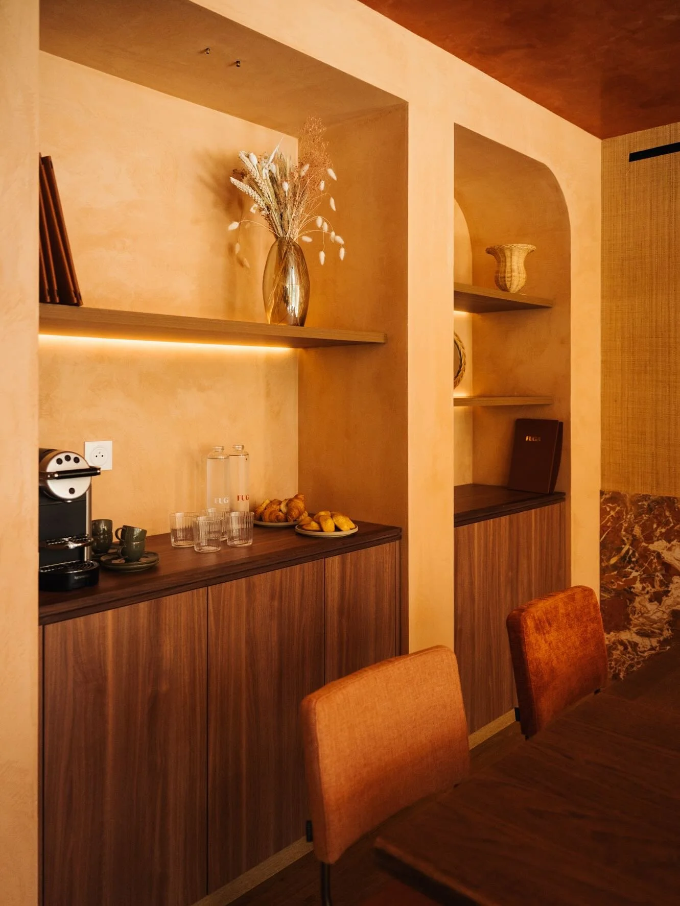 𝐇𝐨𝐬𝐩𝐢𝐭𝐚𝐥𝐢𝐭𝐲 𝐦𝐢𝐧𝐝𝐬𝐞𝐭 : Le sur-mesure le plus r&eacute;ussi est celui qu&rsquo;on ne remarque pas&hellip; mais qu&rsquo;on utilise tout le temps.
⠀⠀⠀⠀⠀⠀⠀⠀⠀
Dans une salle de r&eacute;union, l&rsquo;exp&eacute;rience ne se joue pas seu