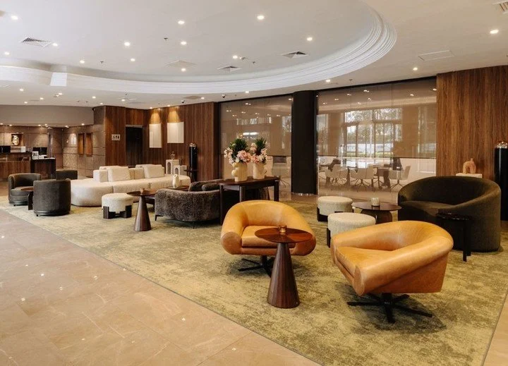 Avant : un lobby qui bloque. Apr&egrave;s : un lobby qui respire.

Le point de d&eacute;part n&rsquo;&eacute;tait pas une question de &ldquo;d&eacute;co&rdquo;.
C&rsquo;&eacute;tait une question de plan et de typologie de mobilier.

Quand tout est me