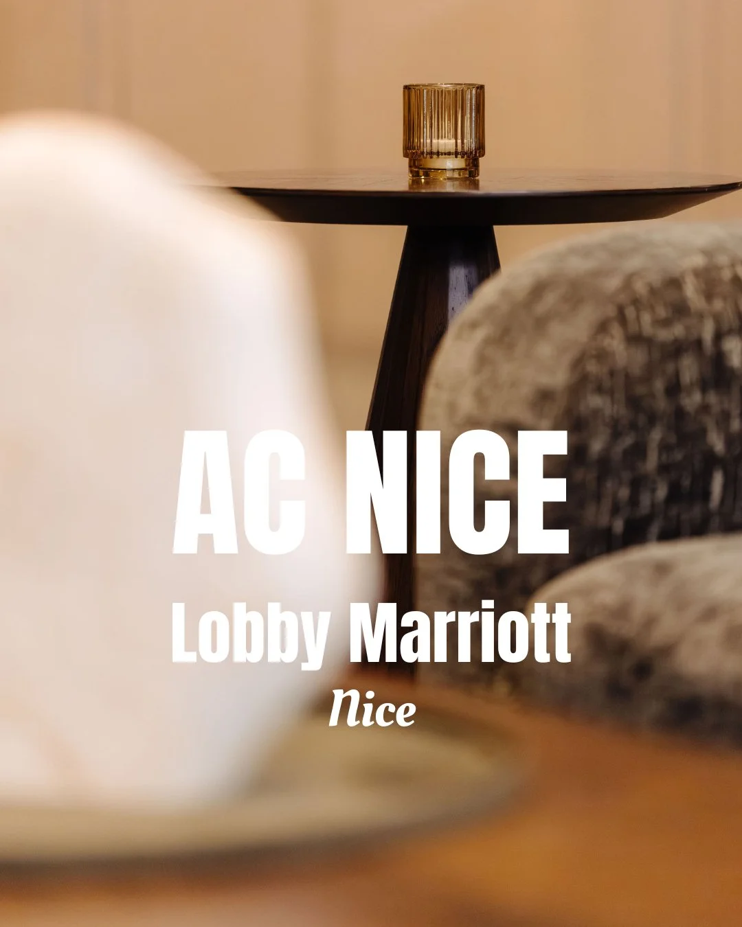 Sur le lobby de l&rsquo;AC Hotel by Marriott Nice, l&rsquo;enjeu &eacute;tait d&rsquo;&ecirc;tre juste : choisir les bonnes teintes, les bonnes mati&egrave;res, et &eacute;quilibrer l&rsquo;ensemble pour respecter l&rsquo;identit&eacute; AC; avec une