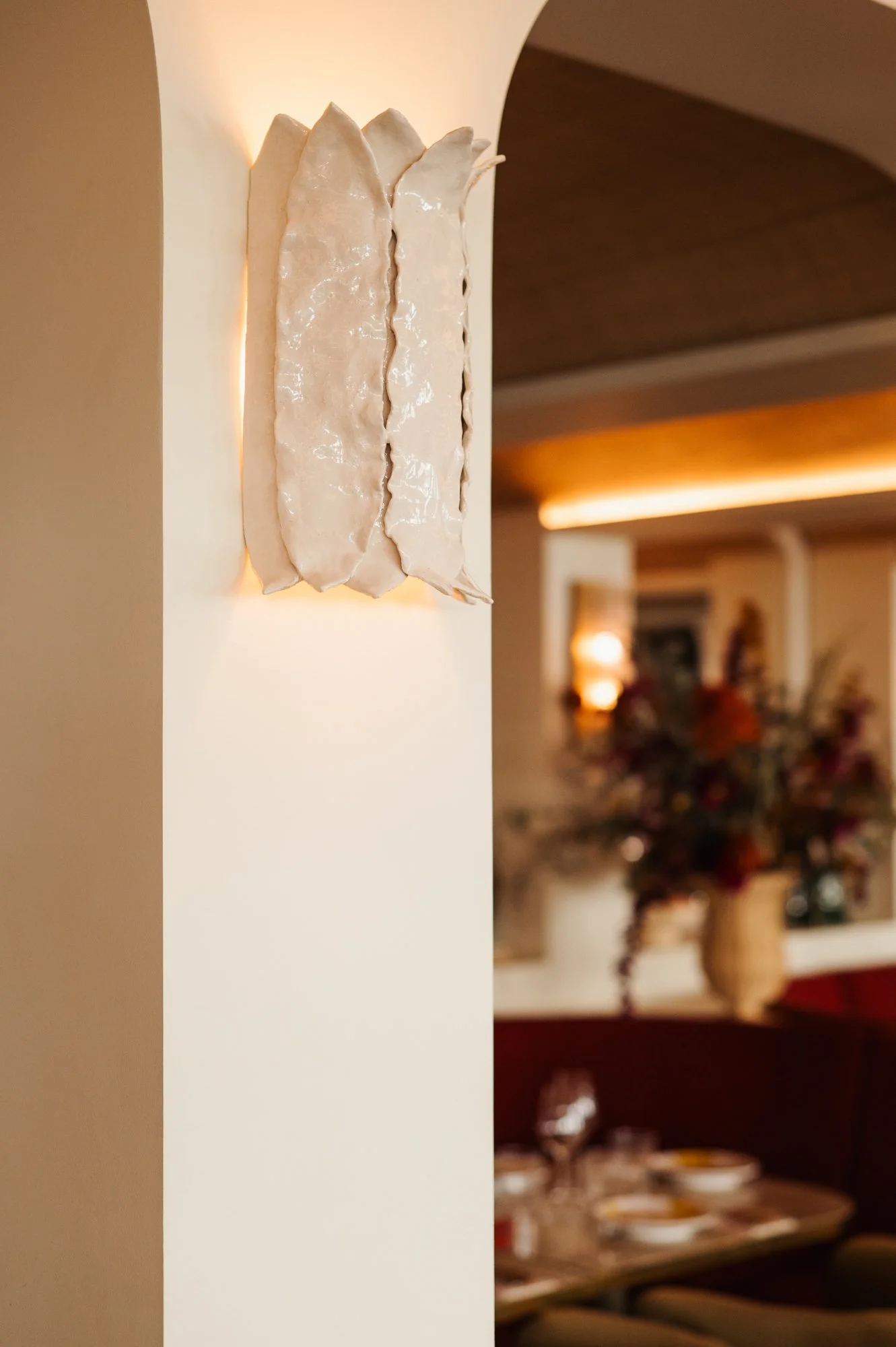 Détail céramique restaurant Paris - applique Marie Leveque