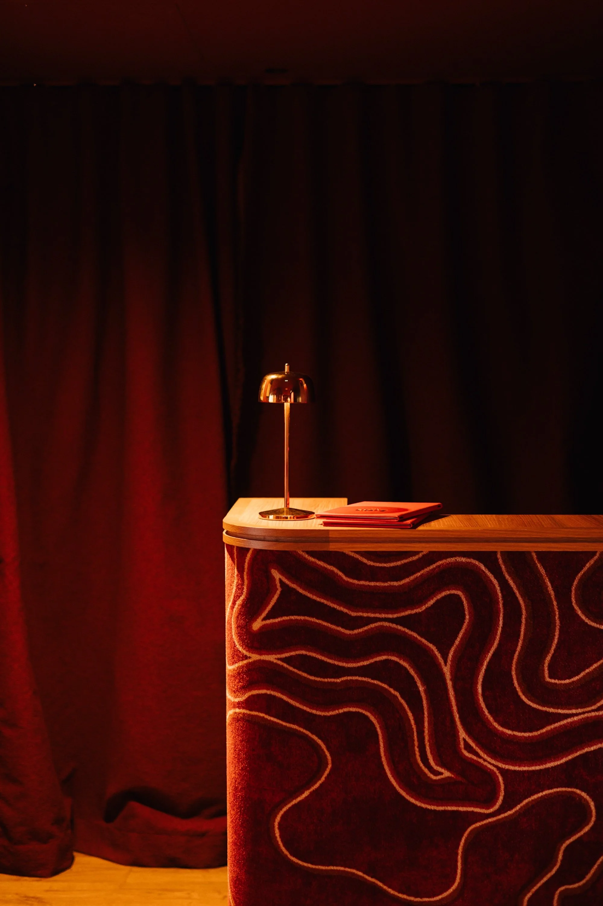 * Détail mobilier restaurant Laïa Monceau desk