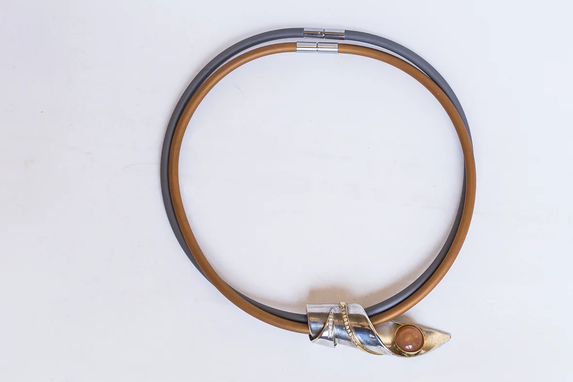 PENDATIF ARGENT ET PIERRE DE LUNE BRILLANT SUR COLLIER SILICONE PRIX SUR DEMANDE