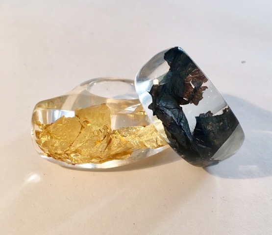 BAGUE PLEXI INCLUSION AVEC FEUILLE D'OR ARGENT OXIDE