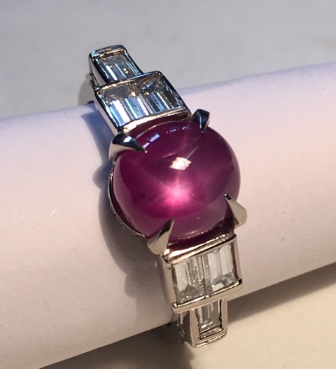 BAGUE OR GRIS RUBIS ETOILE BAQUETTES DIAMANTS