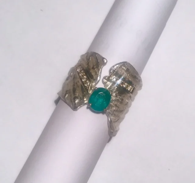 BAGUE ARGENT FROISSEE AVEC EMRAUDE