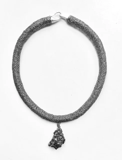 COLLIER EN TRICOT DE FER ET PENDANTIF METEORITE DE NORBOTTEN ( SUEDE)