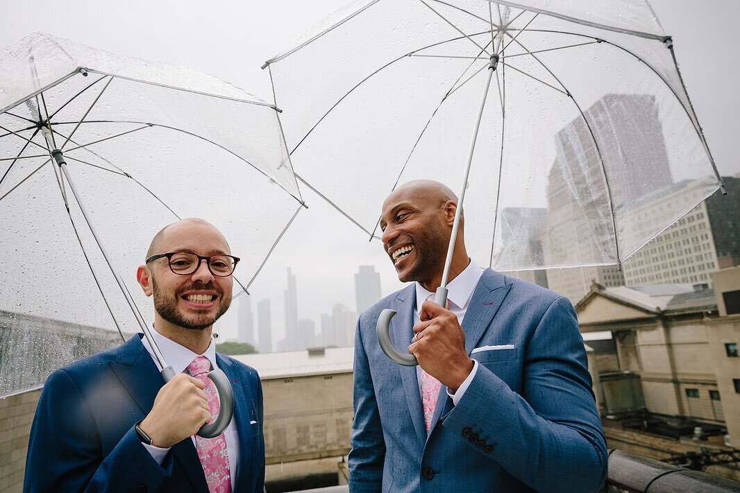 I&rsquo;m over this cold rain but at least rainy days give me an excuse to post form one of my all time favorite rainy wedding days ❤️
&bull;
&bull;
&bull;
#rainywedding #chicagowedding #chicagoweddingphotographer #documentaryweddingphotographer #int