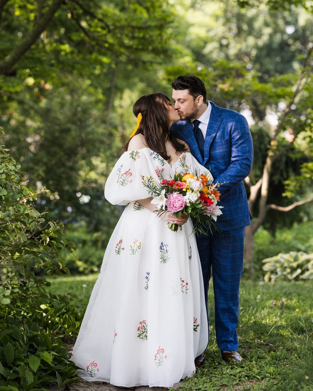 Dahazee &amp; Skyler&rsquo;s brunch wedding on Sunday felt like the perfect secret garden party! I can&rsquo;t wait to show y&rsquo;all more but for now here are the teasers ✨
&bull;
&bull;
&bull;
#chicagoweddingphotographer #chicagowedding #chicagow