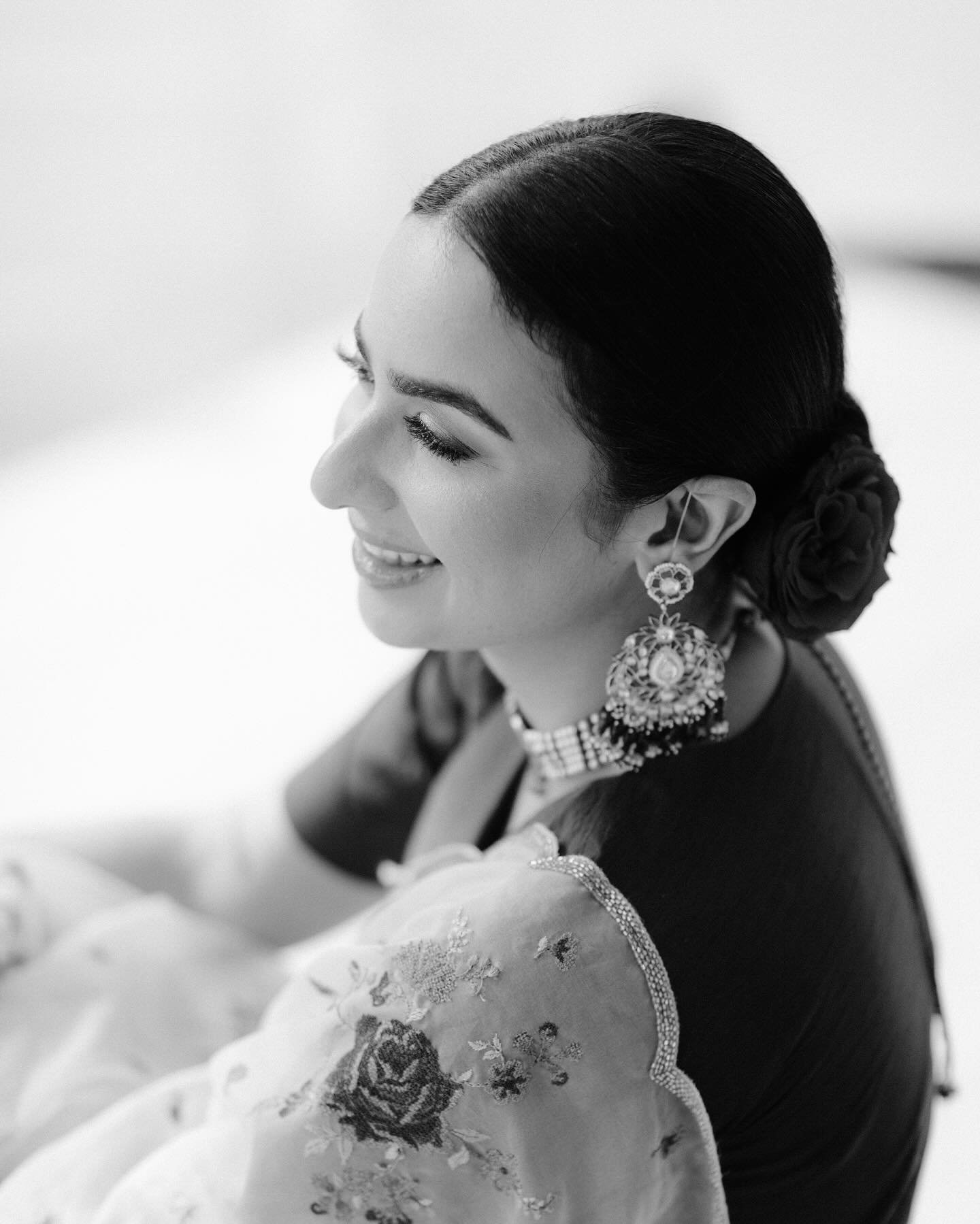 We love weddings which oozes elegance and glam and has a charm about it. This Kanpur wedding was a combination of that and that too with some great bridal picks. There were so many things that we loved about their celebrations.  Add to that the looks