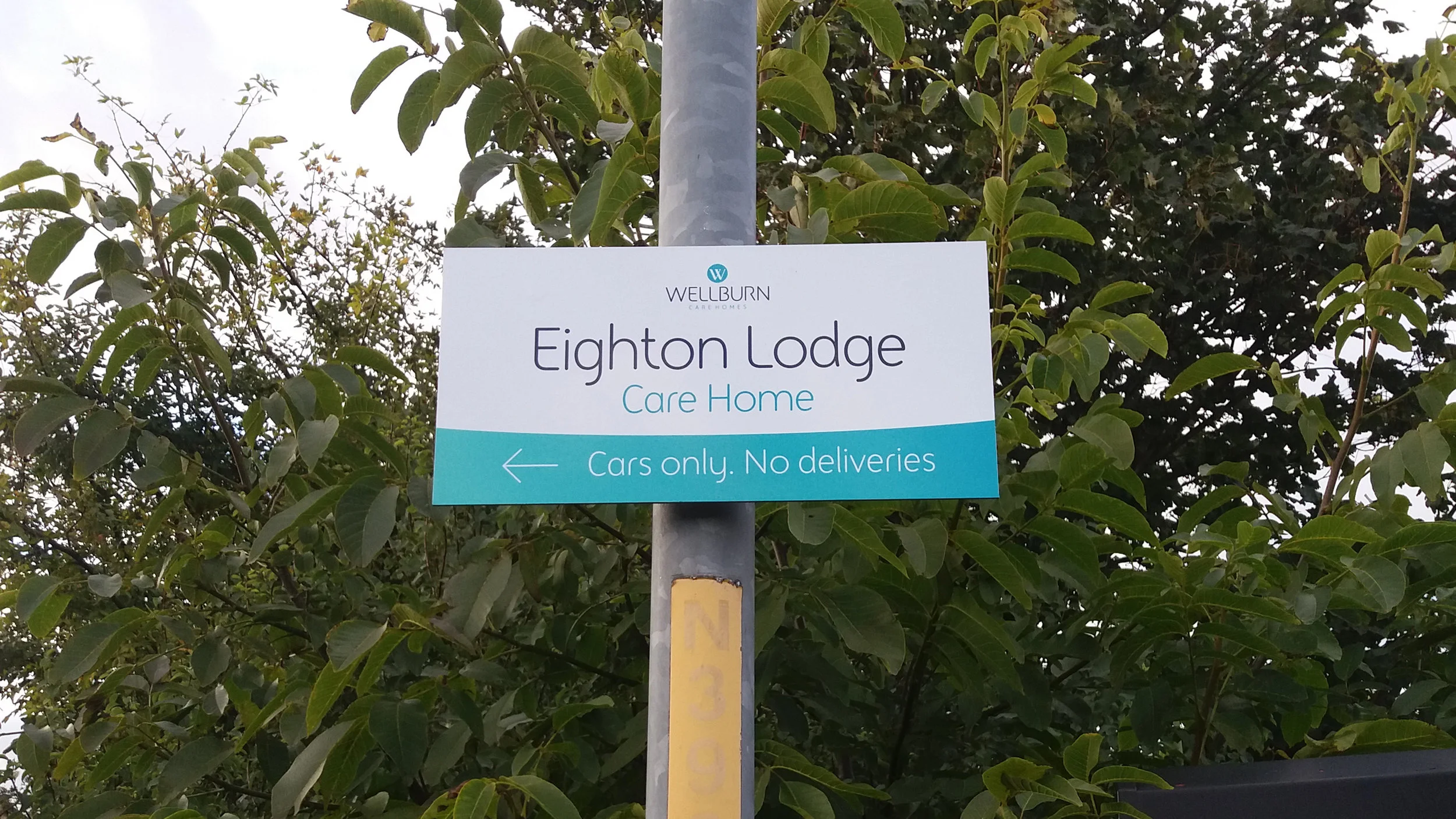 Lampost mounted dibond sign