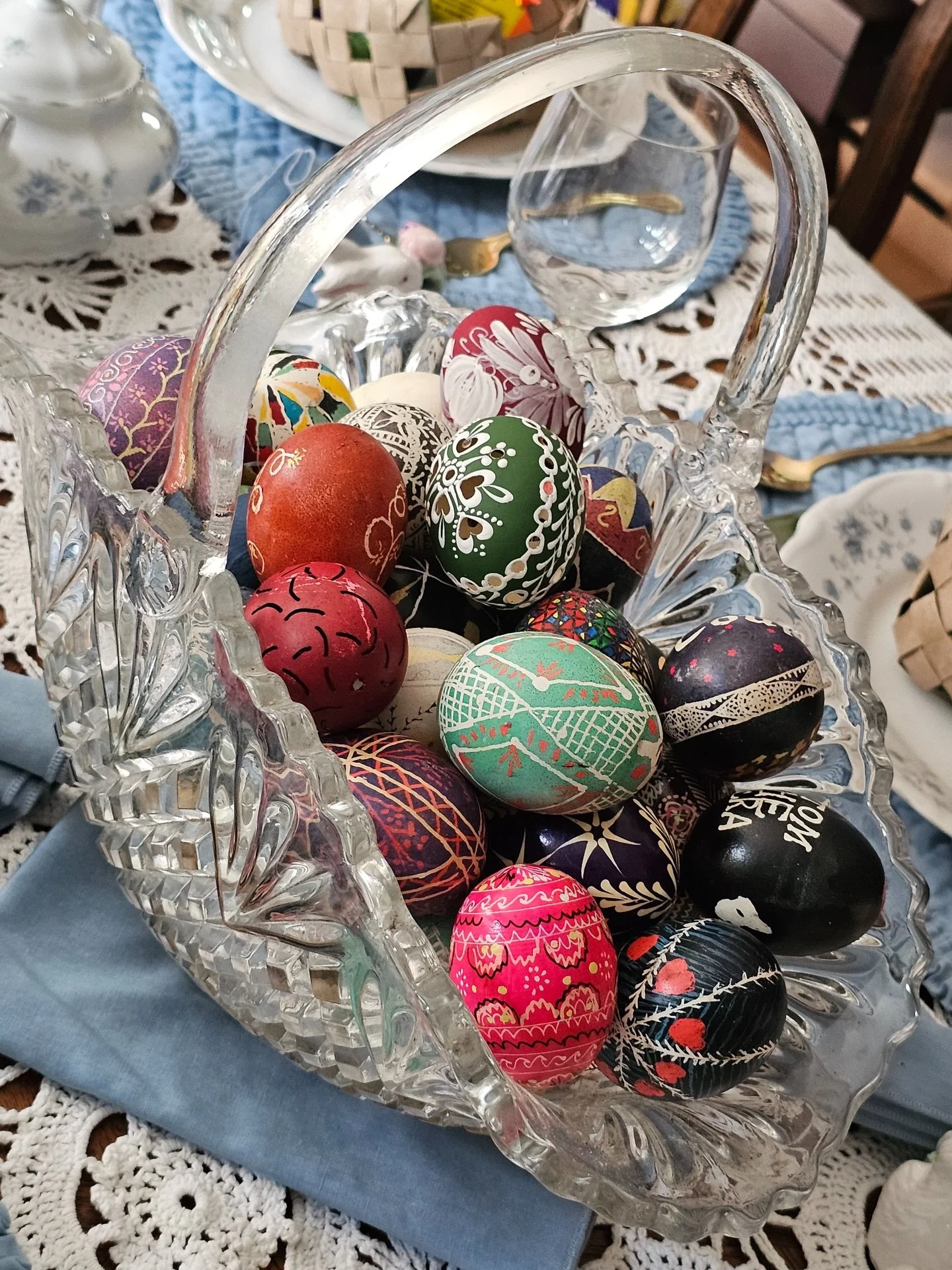 So much fun at our last Pysanky workshop. Thank you so much @teresabernadetteart for hosting and the photos 📸