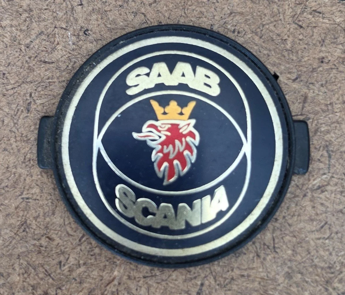 1359 SAAB SCANIA Steering Wheel Emblem.jpg