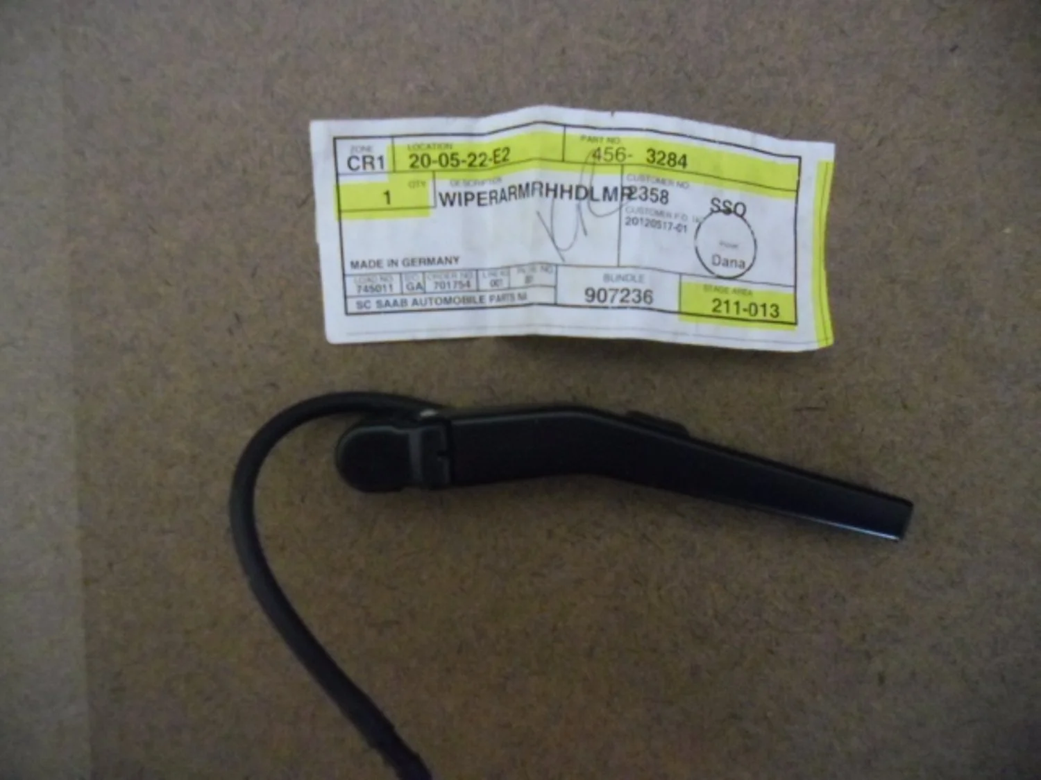 25 Headlight Wiper RH.JPG