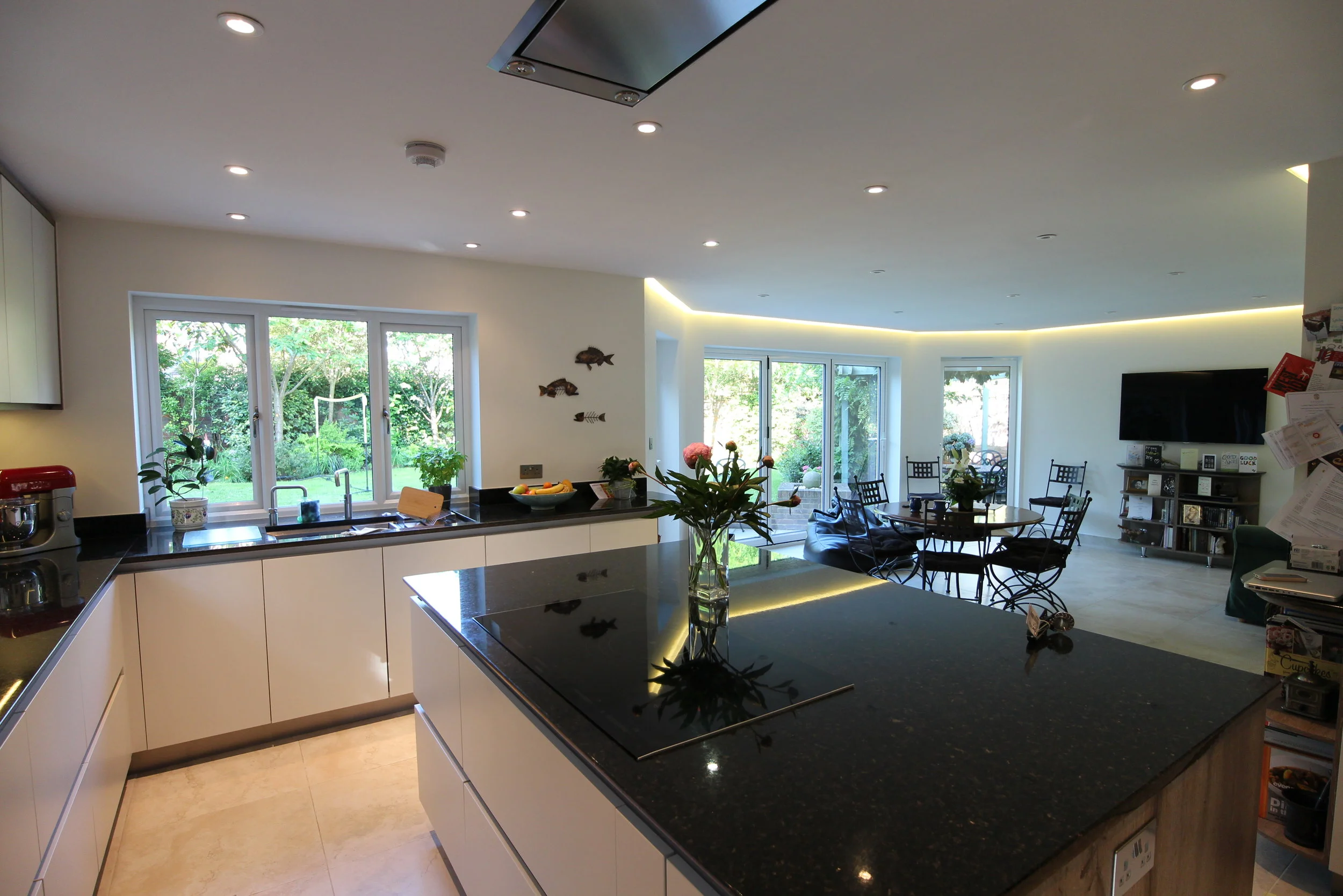 Open-Plan Kitchen The chef never misses a conversation or goal on TV with this spatial planning!