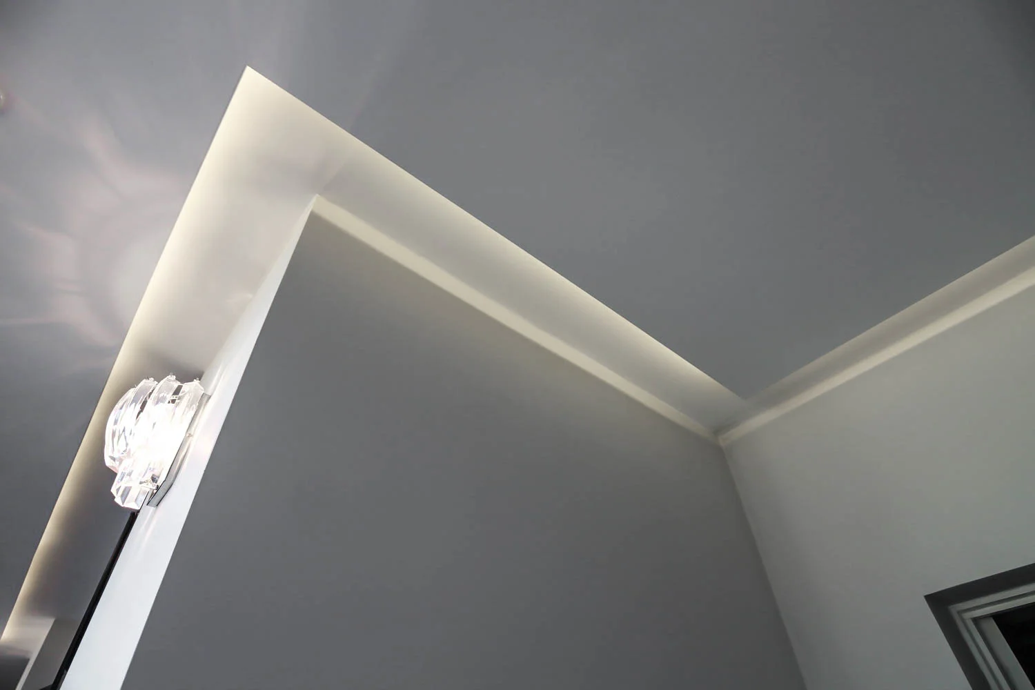 Ceiling Expression Glow to Wall Washing lifts the ceiling to dramatic effect.