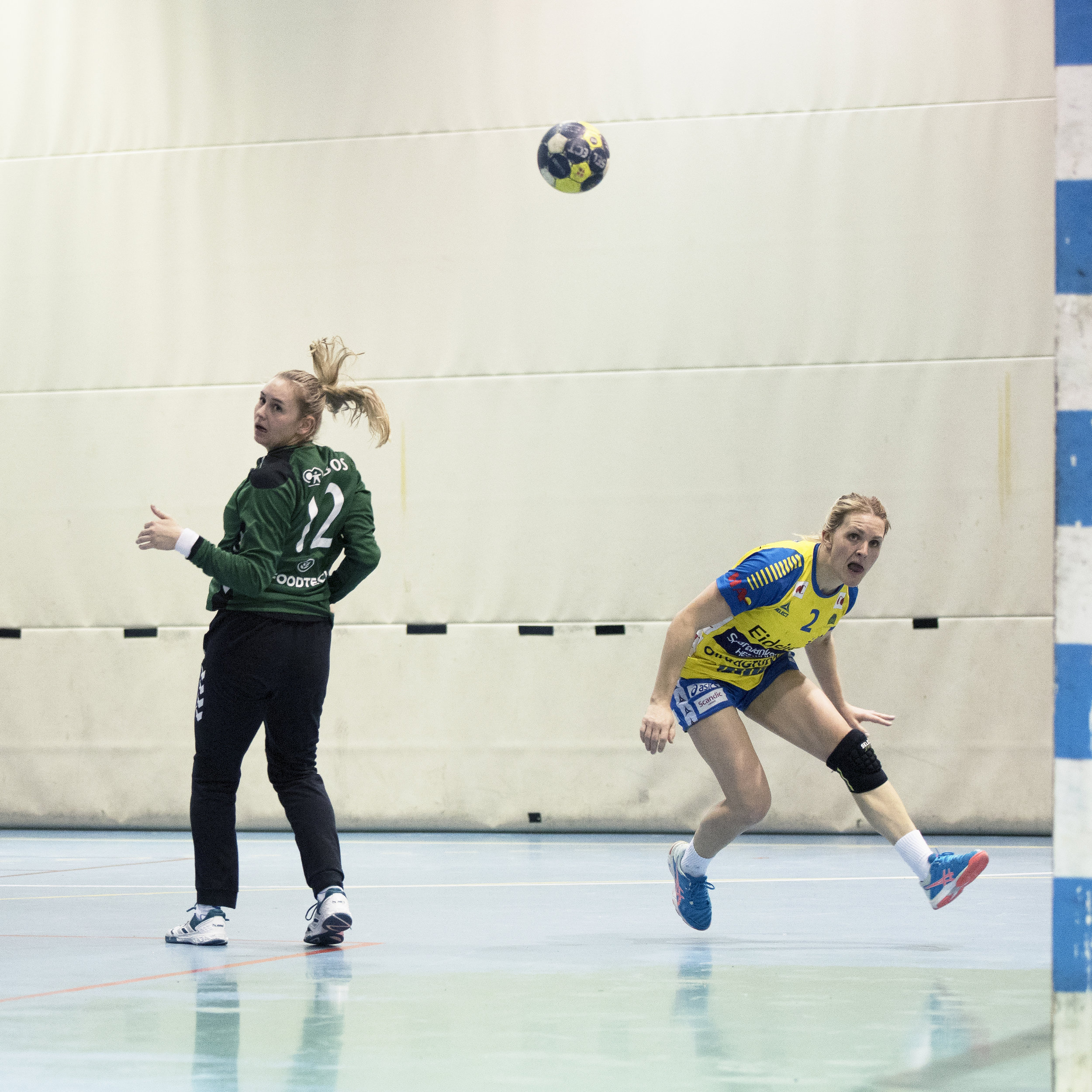  Keeper Marie S. Tømmerbakke, Oppsal, looking at the ball going into goal against Storhamar. 2017. 