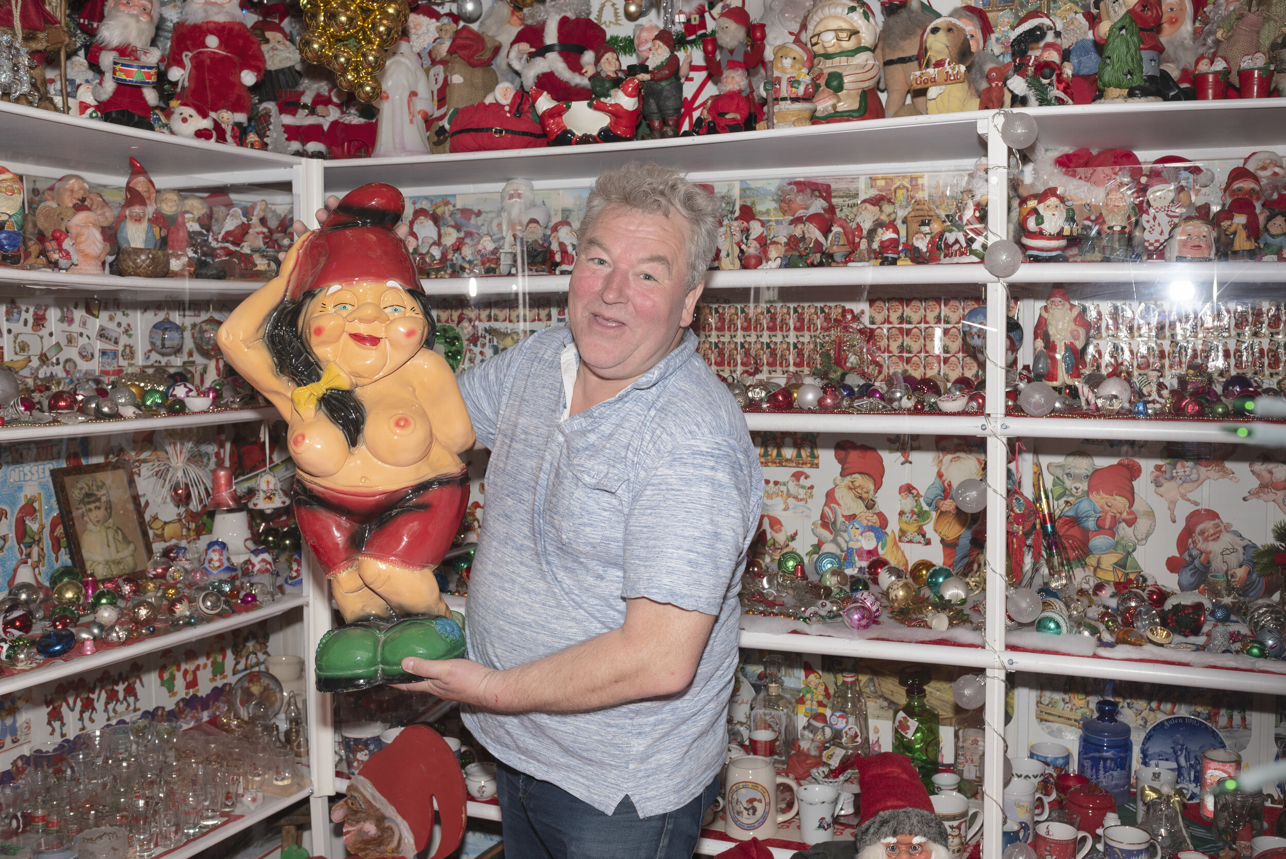  Raymond Tetlie shows off one of his santa’s from his 40.000 figures museum. For VG Helg, 2019. 