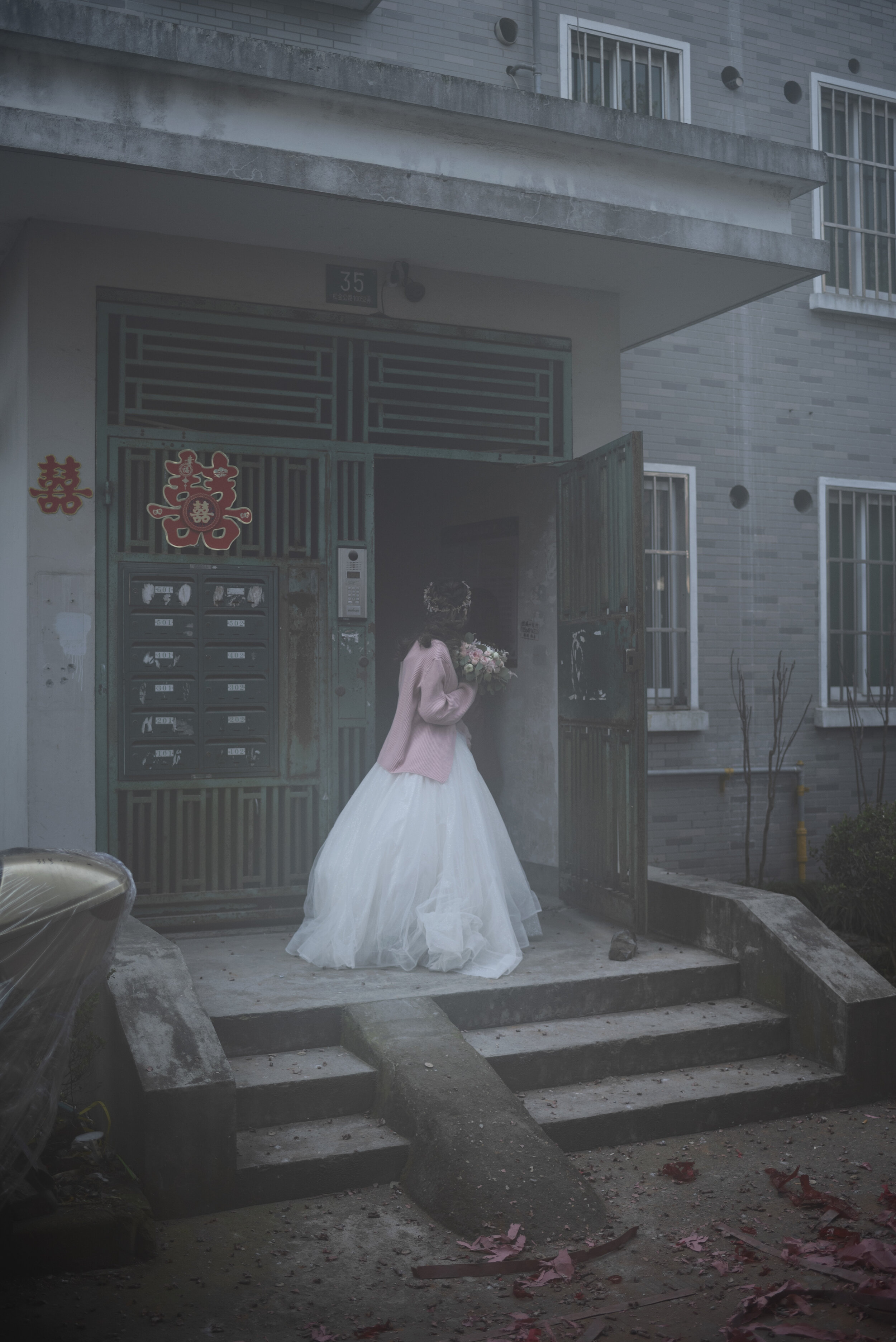  Li waiting for her fiancé in the outskirts of Shanghai. 2019. 