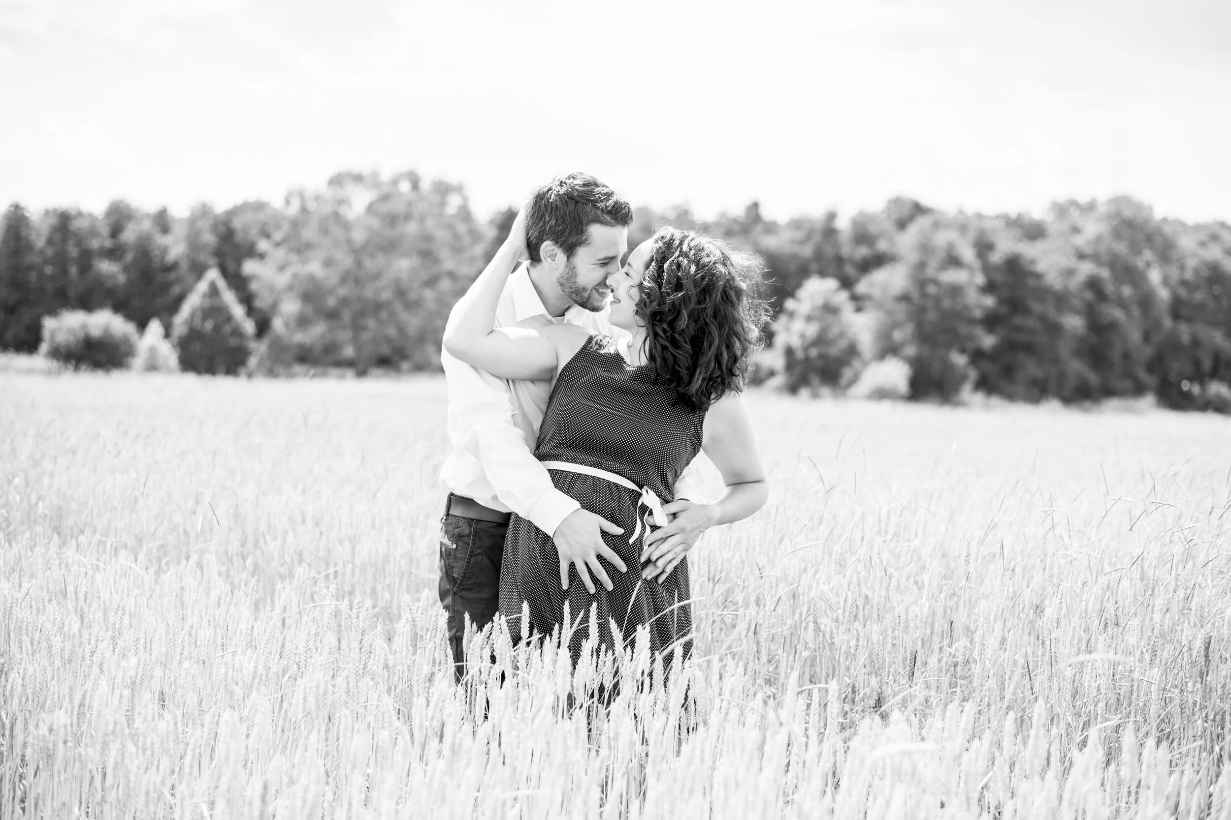 ein fröhlicher babybauch im spätsommer
