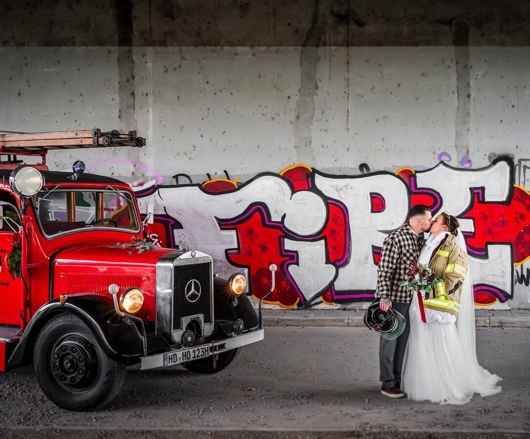 wenn eine Feuerwehrfrau heiratet bin ich nat&uuml;rlich on fire🔥

#hockenheim #freiwilligefeuerwehr #winterhochzeit #hochzeitsfotografinheidelberg