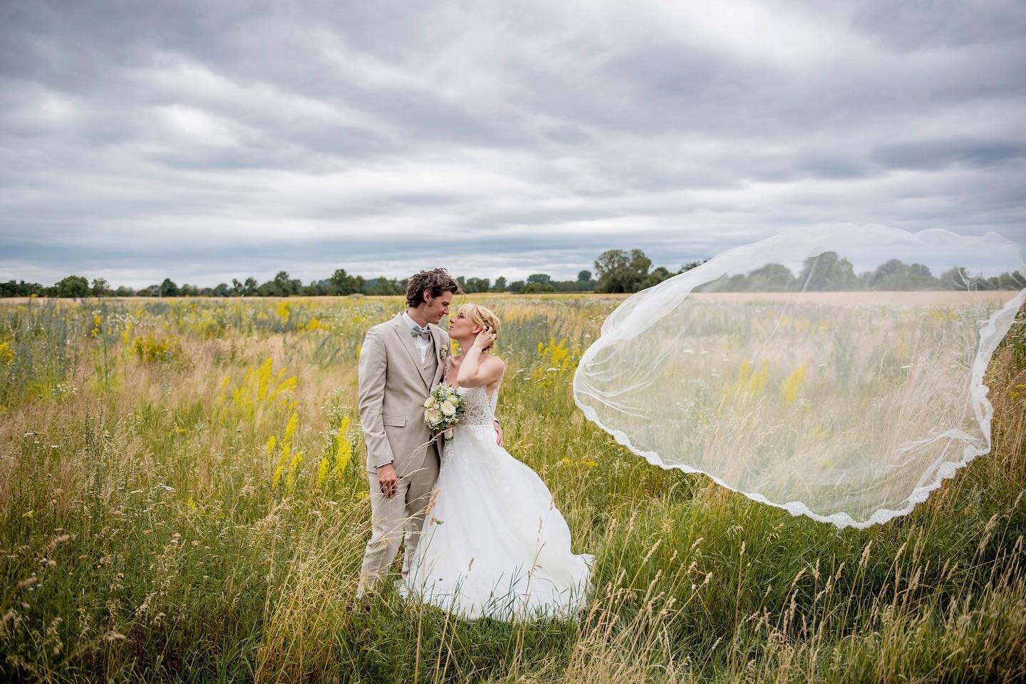 St&uuml;rmisch war&rsquo;s.

#sommerhochzeit #reilingen #schleier #hochzeitsfotografin