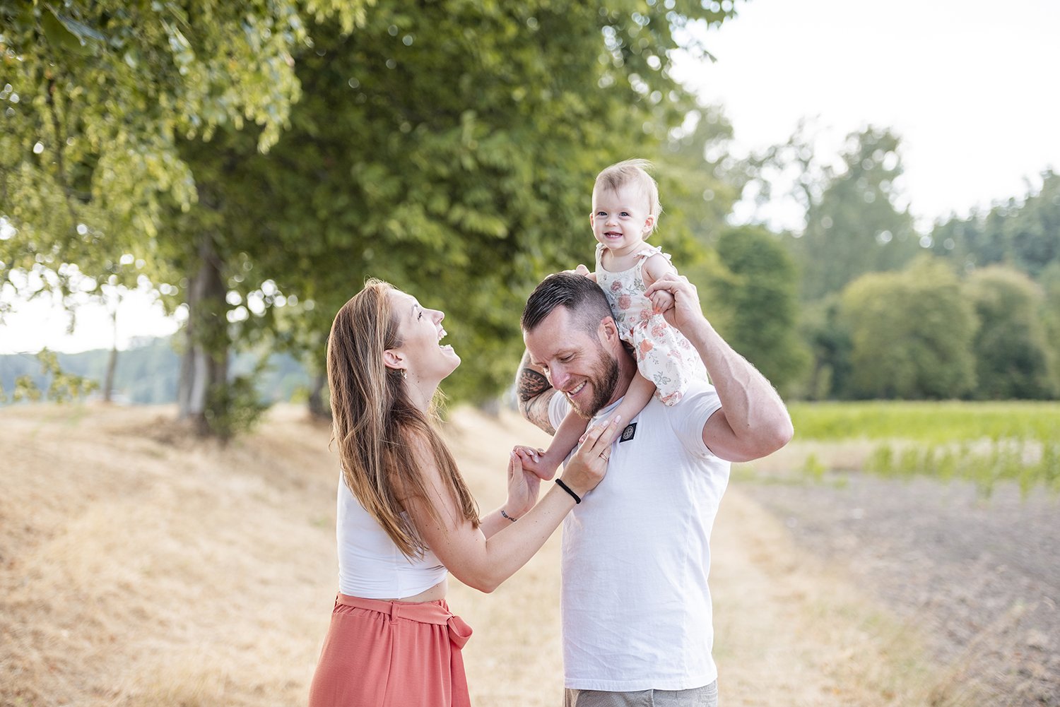 Familienfotos mit einem kleinen Bienchen