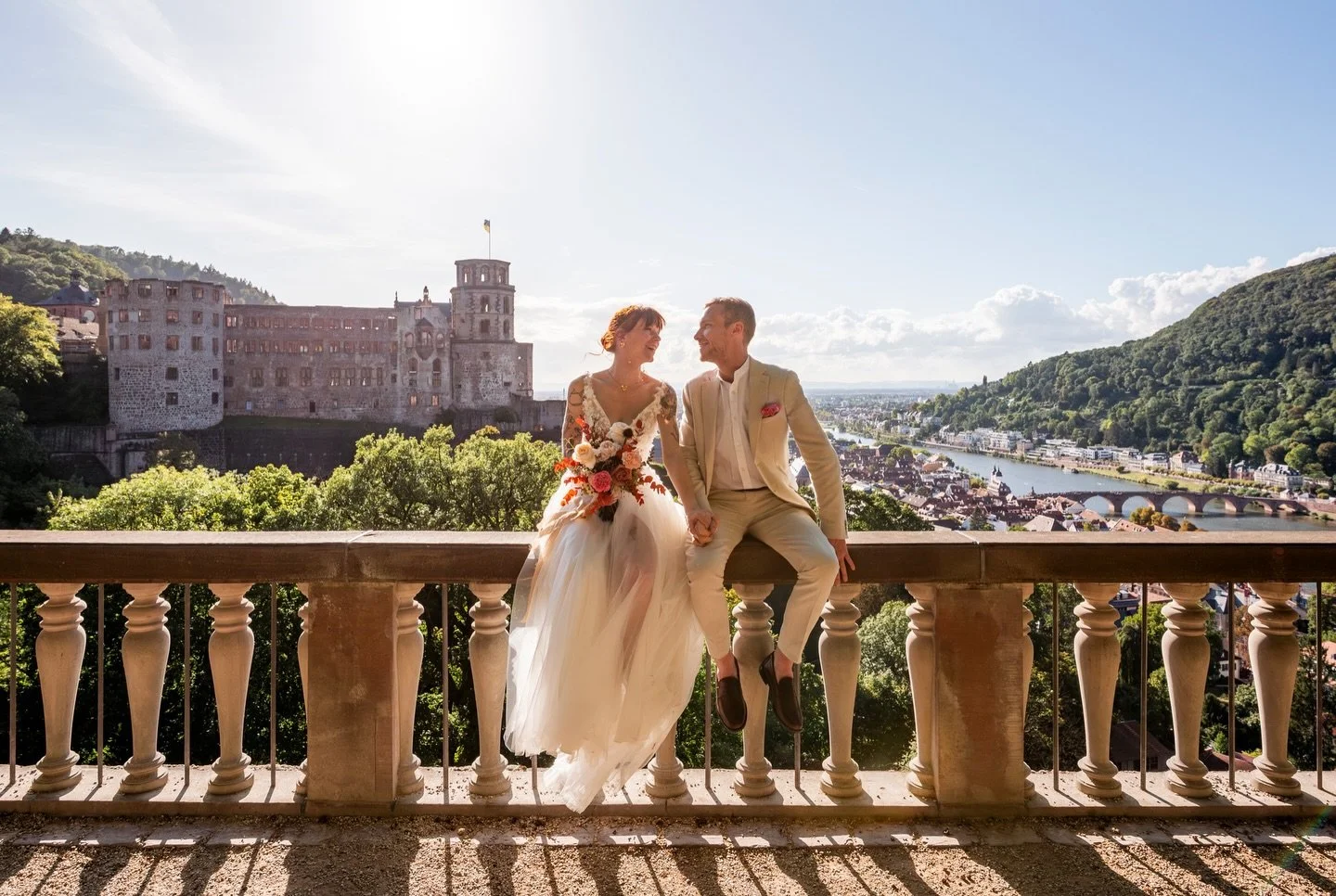 Liebe mit Aussicht 🤍

Echte Momente statt perfekter Posen.
Ich halte eure Liebe fest &ndash; so, wie sie wirklich ist.

Schreibt mir gern f&uuml;r eure Hochzeitsbegleitung 📷  

#jacquelineeustachi
#hochzeitsfotografin
#heidelbergerschloss 
#heidelb