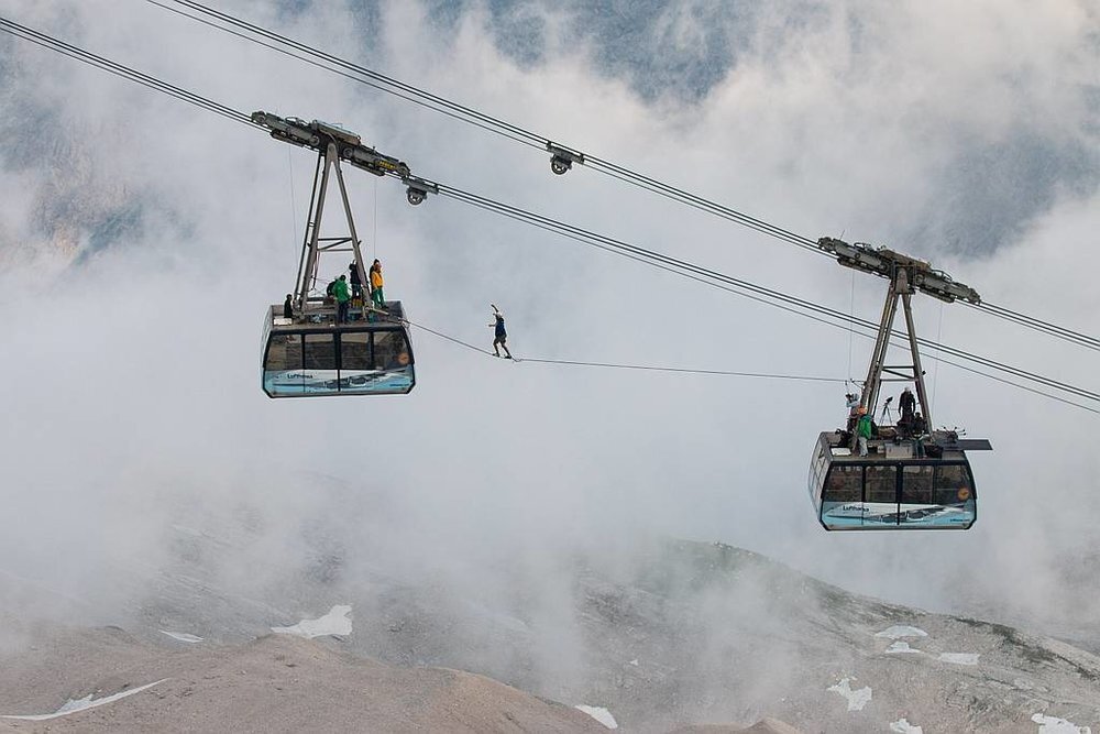 Slackline_Show_at_Zugspitze_Seilbahn.jpeg