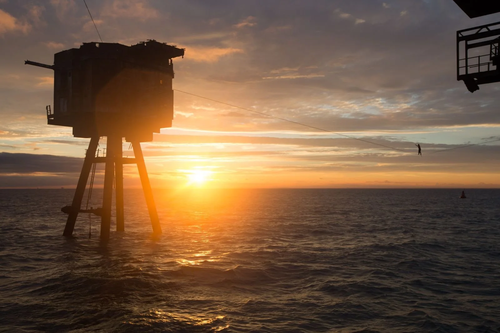 In Between Boundaries - Slacklining  an den Maunsell Forts in England