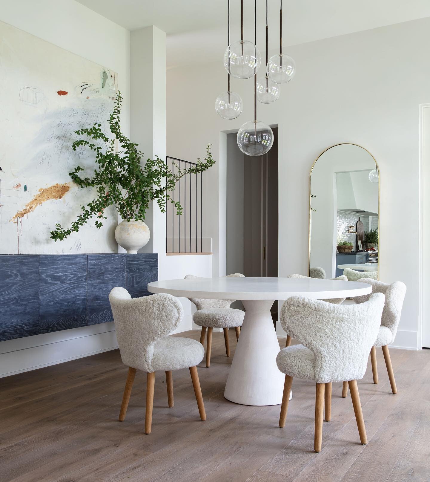 Its hard to decide what I love most about this chic little dining space in our latest project&hellip;is it our custom plaster table, the floating wood console, the brass mirror, or the art by @tylerbuckguinn ? 

If you like what you see, come see us 