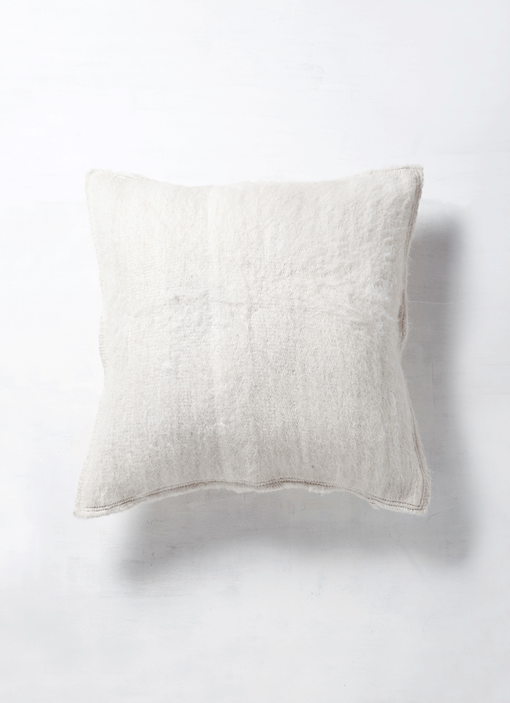llama_pillow_white.gif