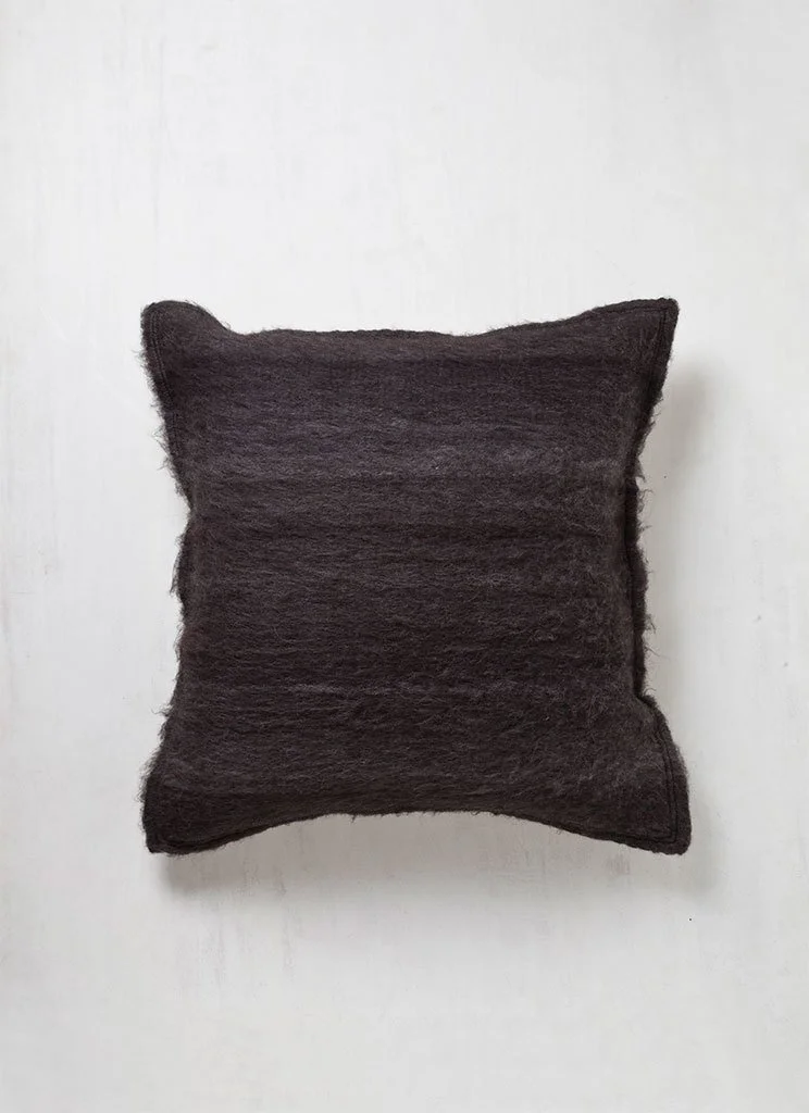 llama_pillow_negro.jpg
