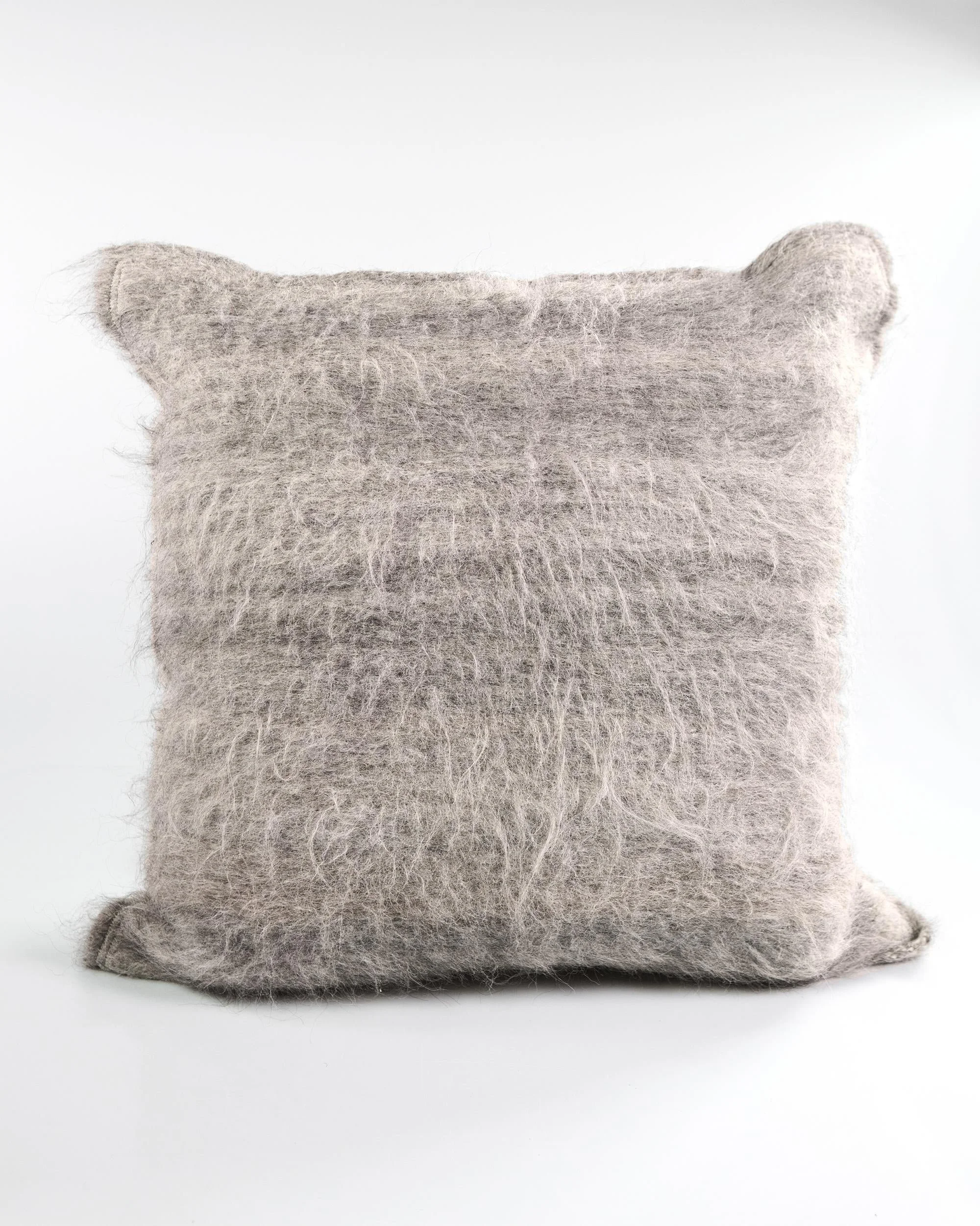 llama_pillow_plata.jpg