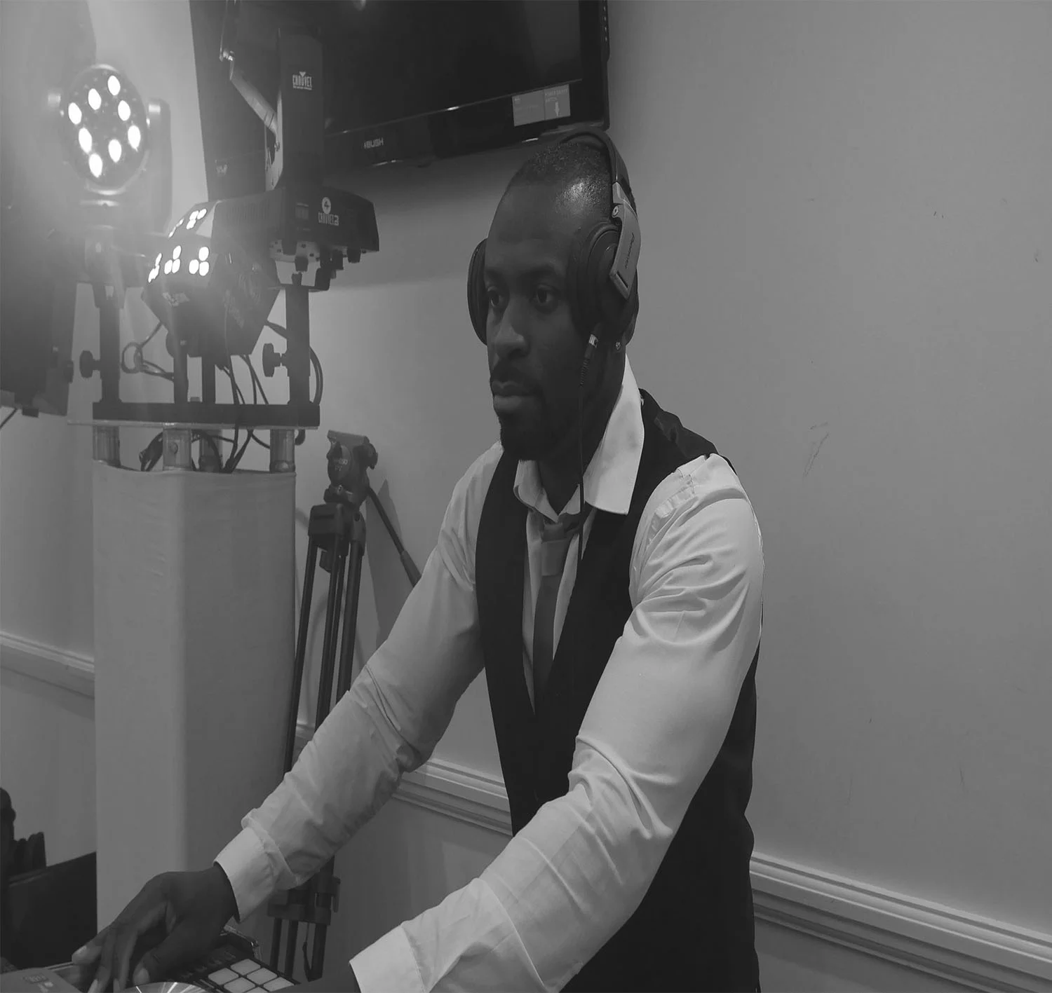 Profile DJ,design,AV and lighting technician.