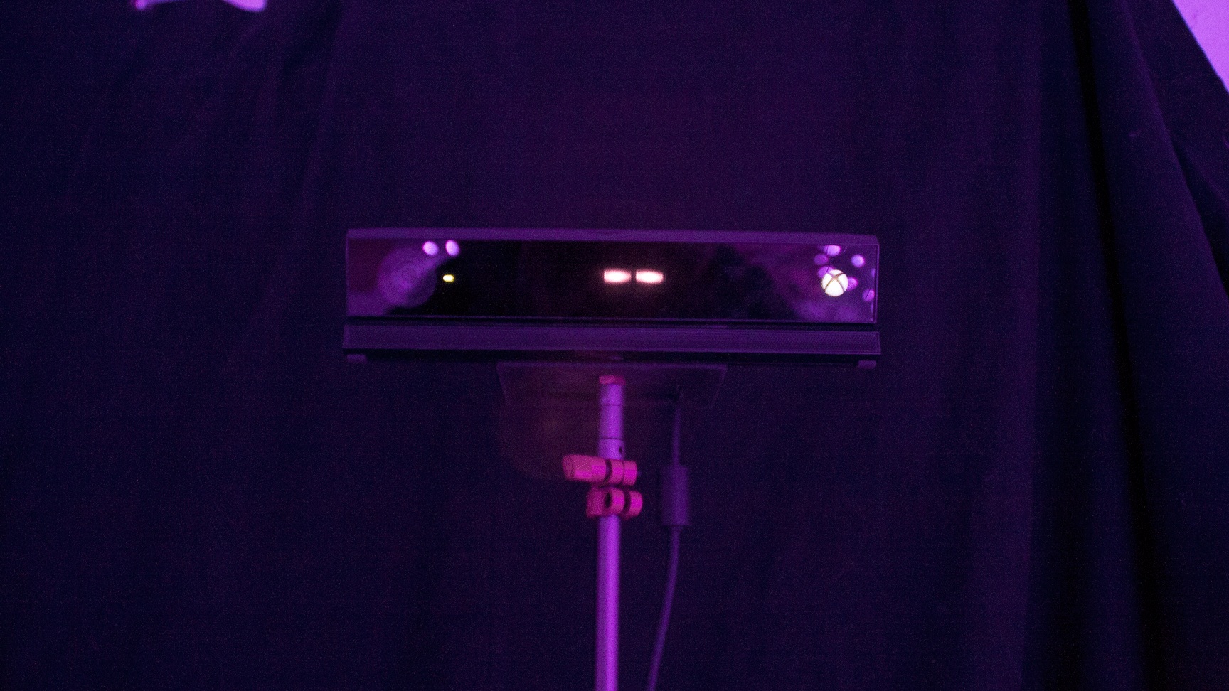 Data from the kinect is analyzed by a neural network, which gives a ‘dance amount’ for the clubber.