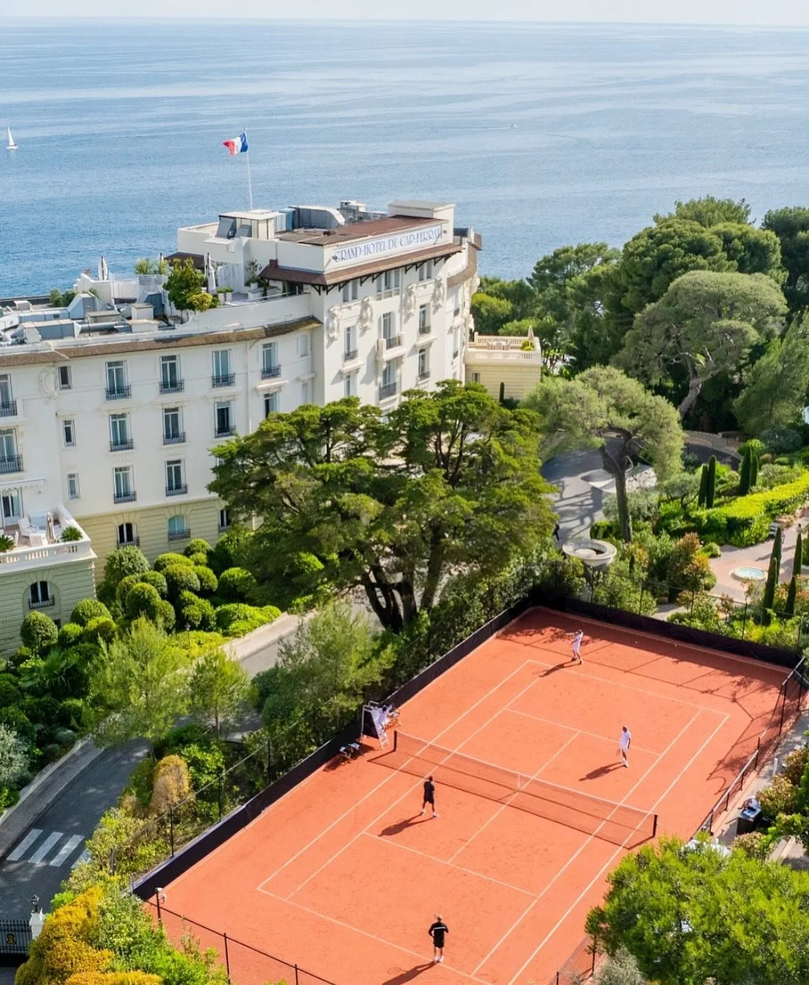 🎾✈️ From clay courts in Lake Como to hard courts in the British countryside, the world is your tennis court! 🌍 Whether you&rsquo;re chasing the Grand Slam vibe or just a scenic rally, I&rsquo;ve got the inside scoop on the most stunning spots to se
