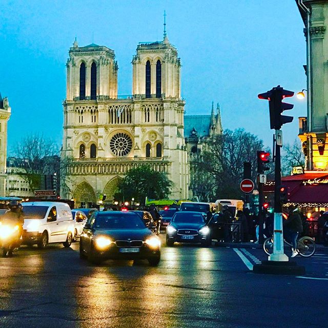 Notre Dame, Paris, France. December 2016. 📱📷❣️🇫🇷 #blogdeedah #iphonepic #streetphotography #travel #travelphotography #nightphotography #paris #streetstyle #nightlights #citywalk