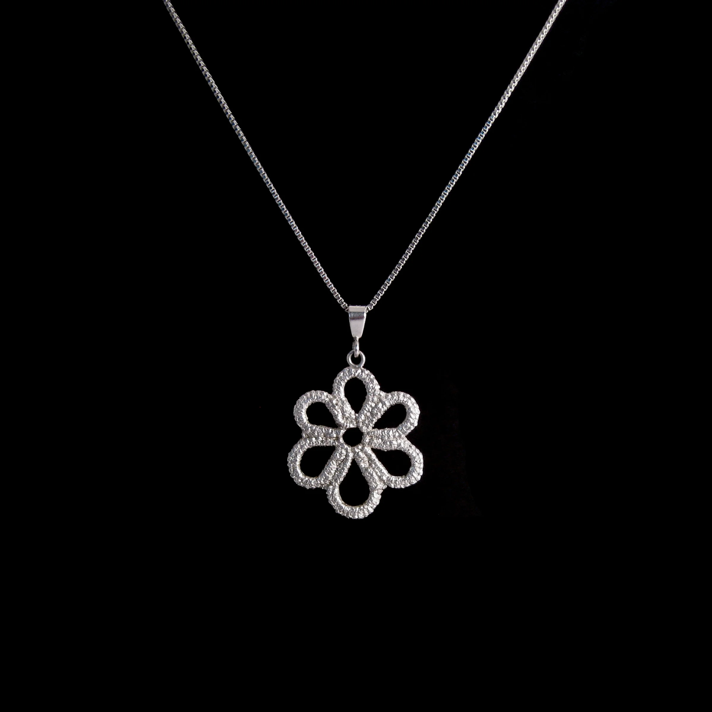 FlowerPendant(edit&resize).jpg
