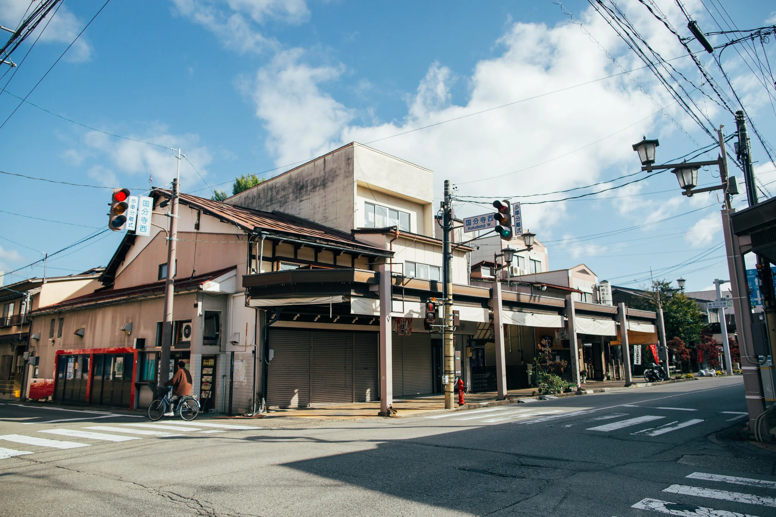Takayama is a pretty quiet town despite there still being quite a number of tourists that visit. This picture is taken not too far from the JR Takayama train station which is the main hub that connects Takayama to rest of Japan. Although this photo was taken in the morning, it didn't get that much busier throughout the day.