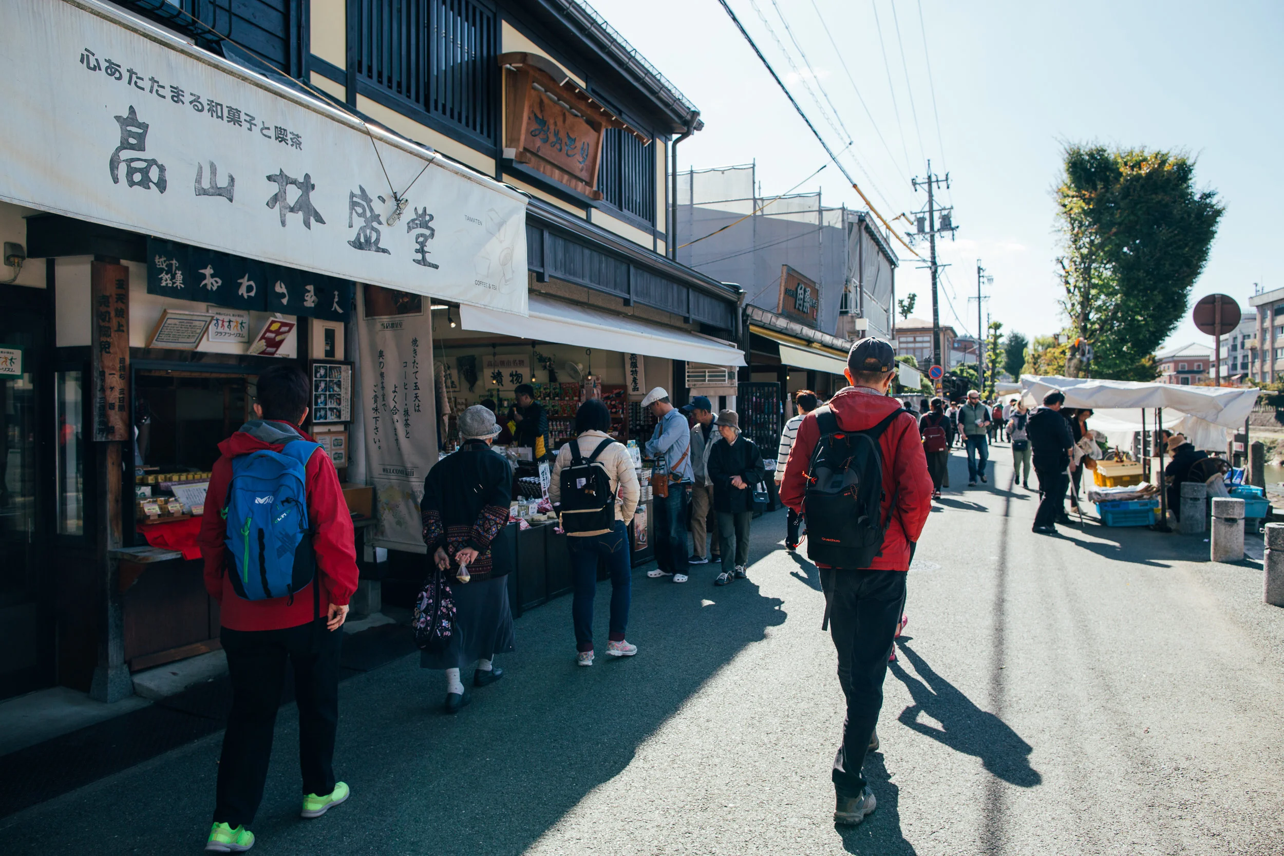 The Miyagawa morning market is basically a single riverside street that runs about a few hundred metres. The other morning market, Jinya-mae market, is located in the parking lot in front of the Takayama Jinya (the old government building, now a museum).