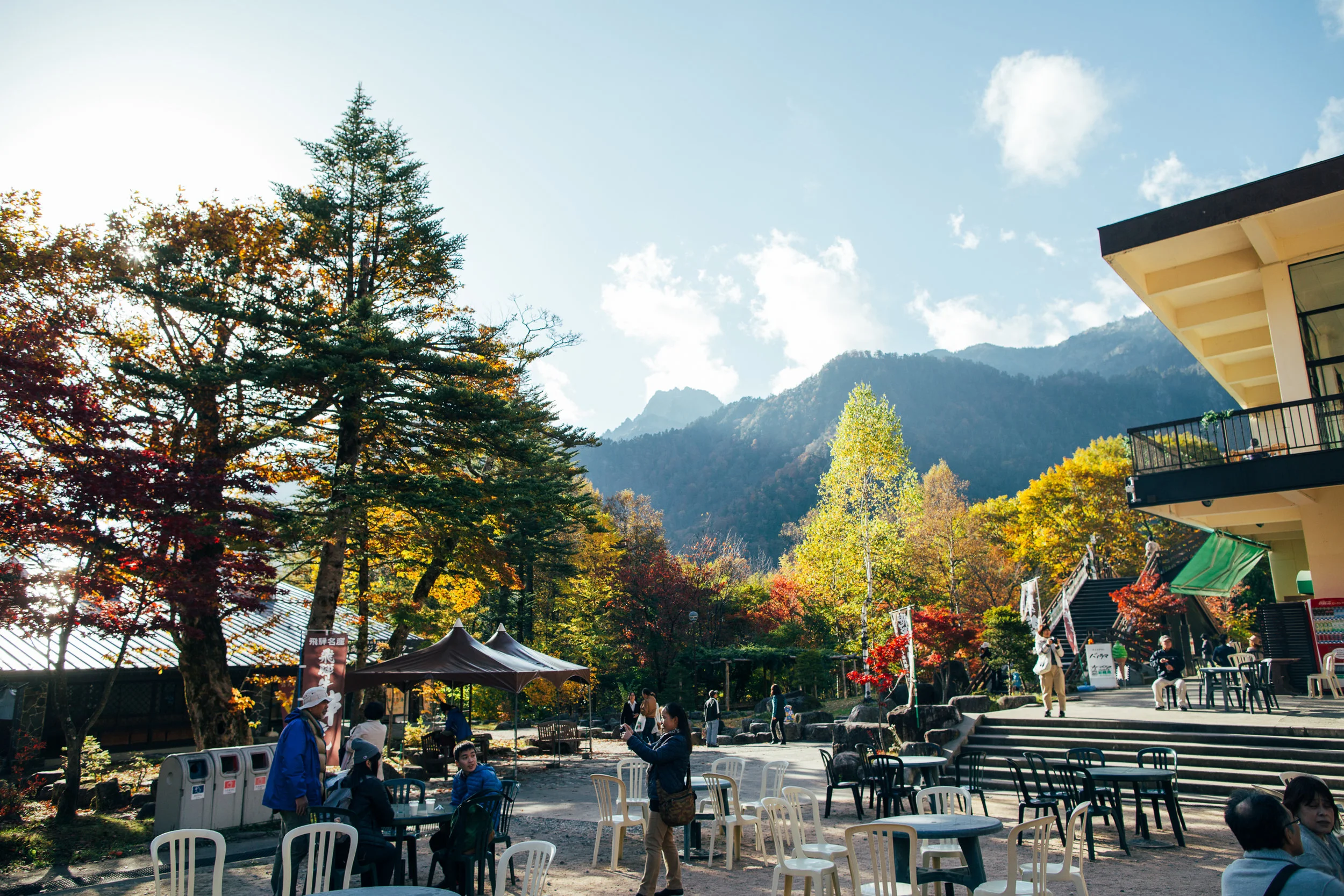 The ropeway is is broken up into two sections. This rest stop sits inbetween and includes restaurants and a gift shop, as well as some nature walks around the area. From here, a double decker cable car heads to the top.