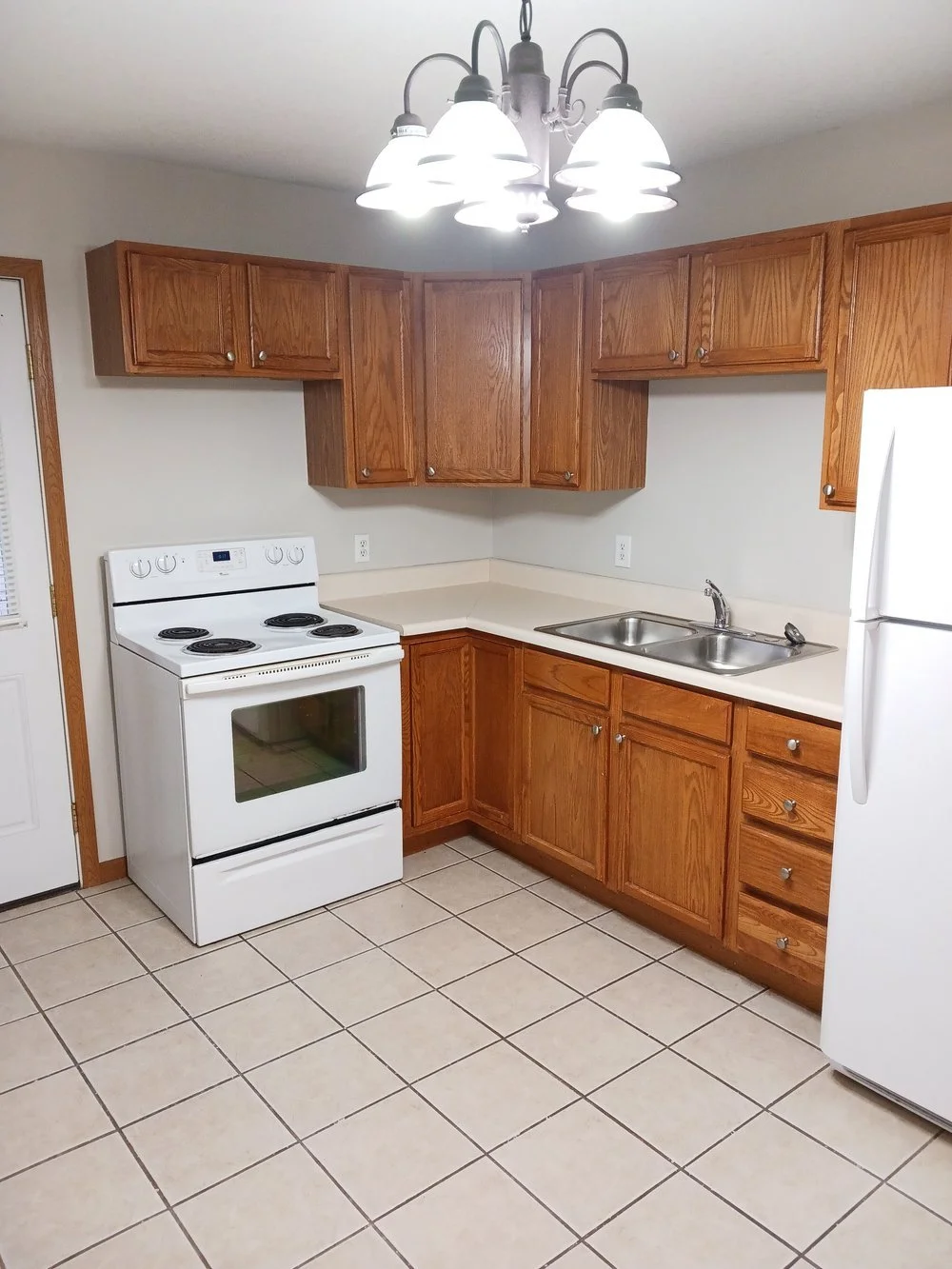 The kitchen has vinyl plank floor and not tile as pictured.